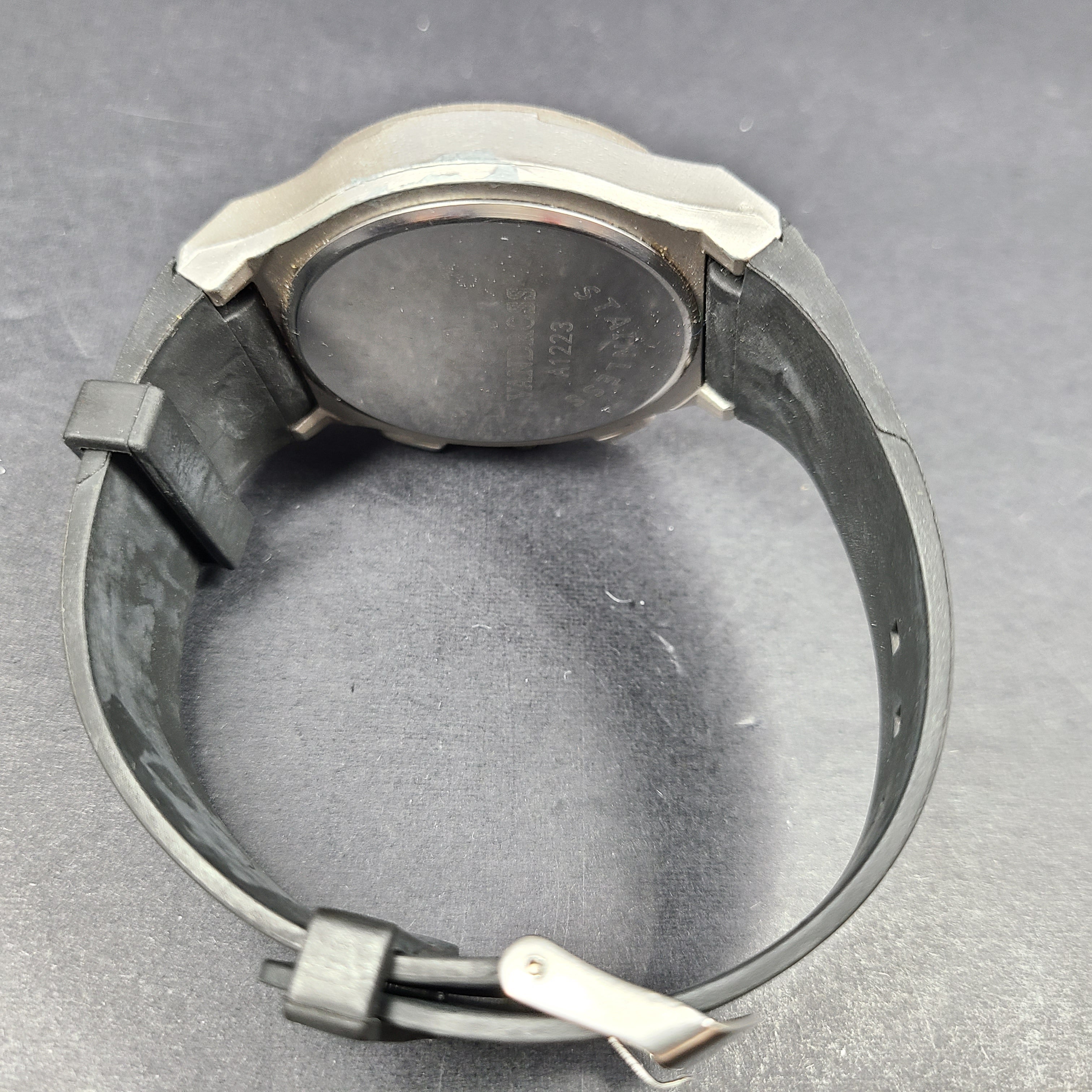 Vandross A1223 wristwatch features a stainless steel back with a silver and black finish for a versatile look.