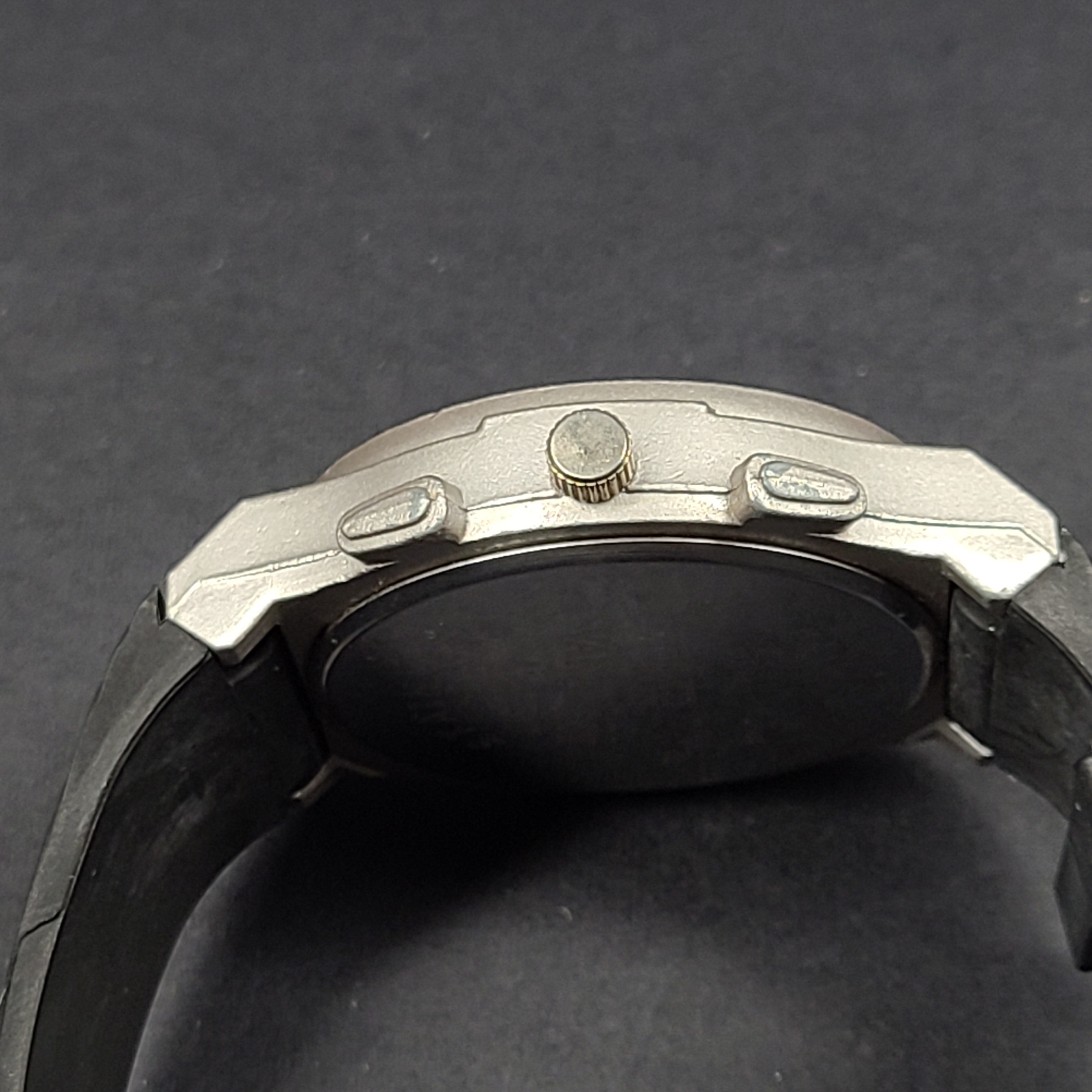 Vandross A1223 wristwatch features a stainless steel back with a silver and black finish for a versatile look.