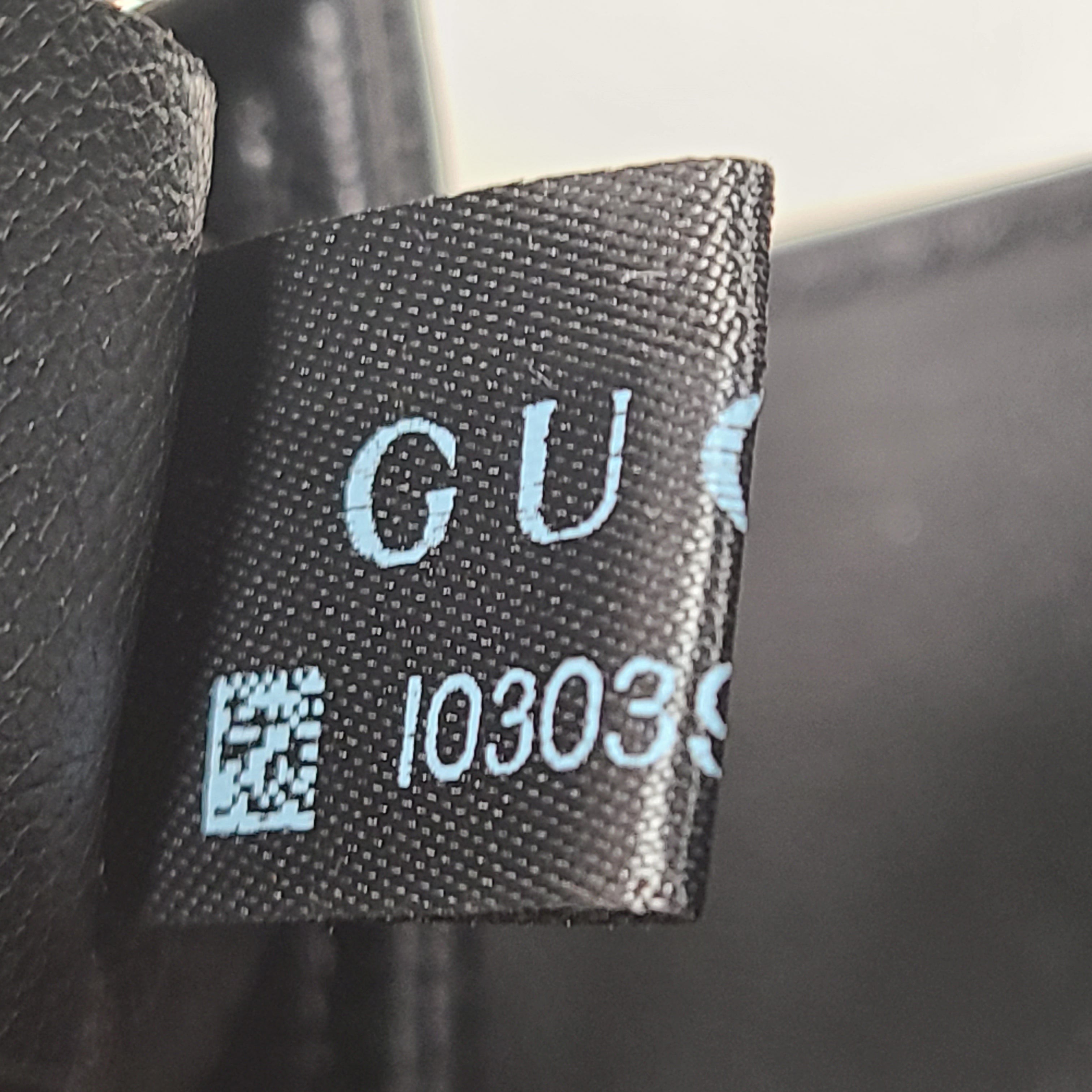 Slim black Gucci 103030 leather handbag with signature interior logo and versatile carry options for everyday elegance.
