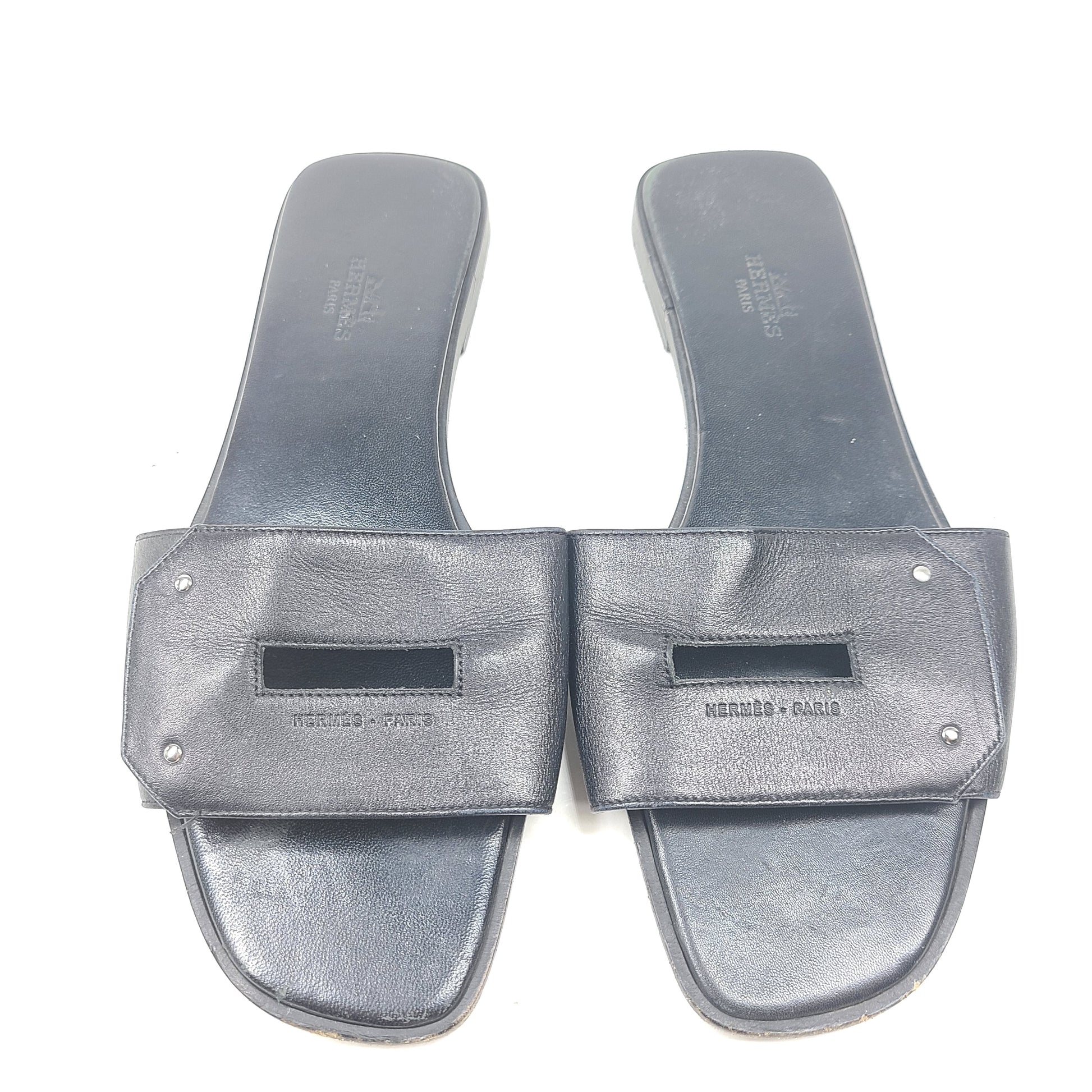 Hermès Calaire black leather sandals in EU 38 that combine Italian craftsmanship with a refined, versatile silhouette.