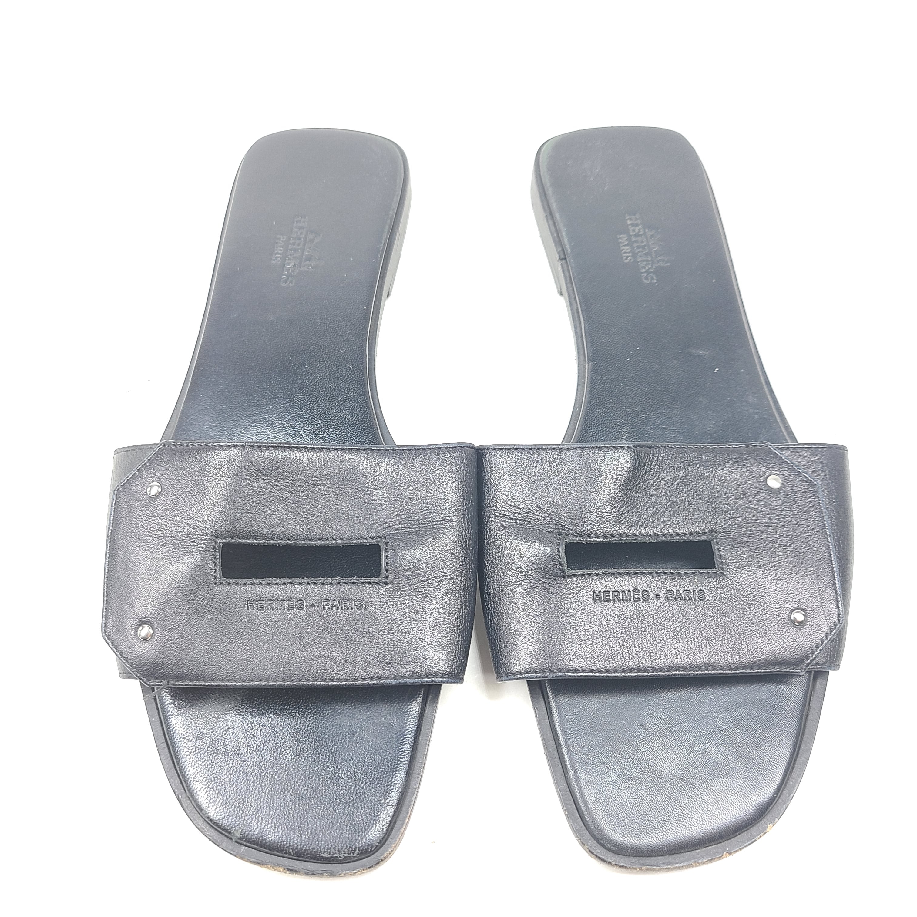 Hermès Calaire black leather sandals in EU 38 that combine Italian craftsmanship with a refined, versatile silhouette.