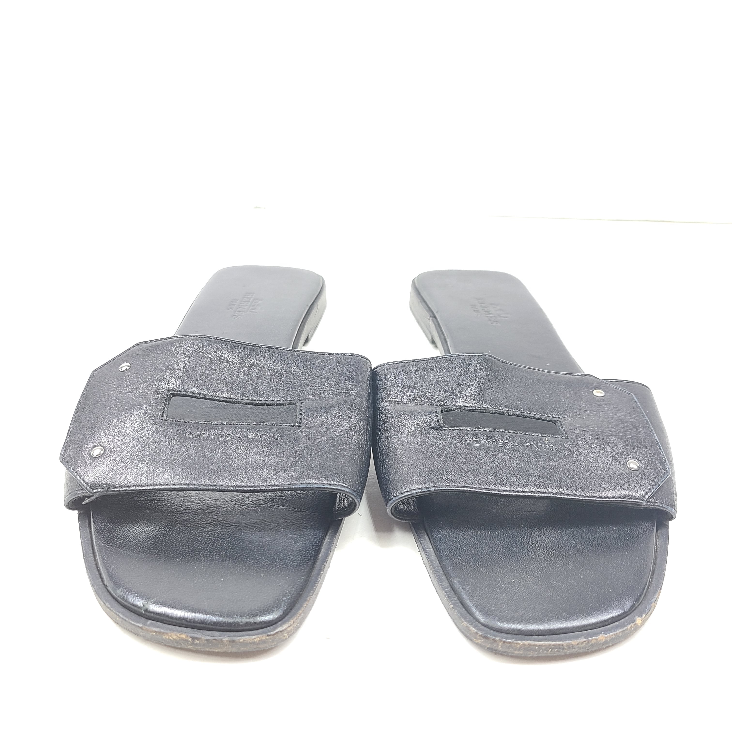 Hermès Calaire black leather sandals in EU 38 that combine Italian craftsmanship with a refined, versatile silhouette.