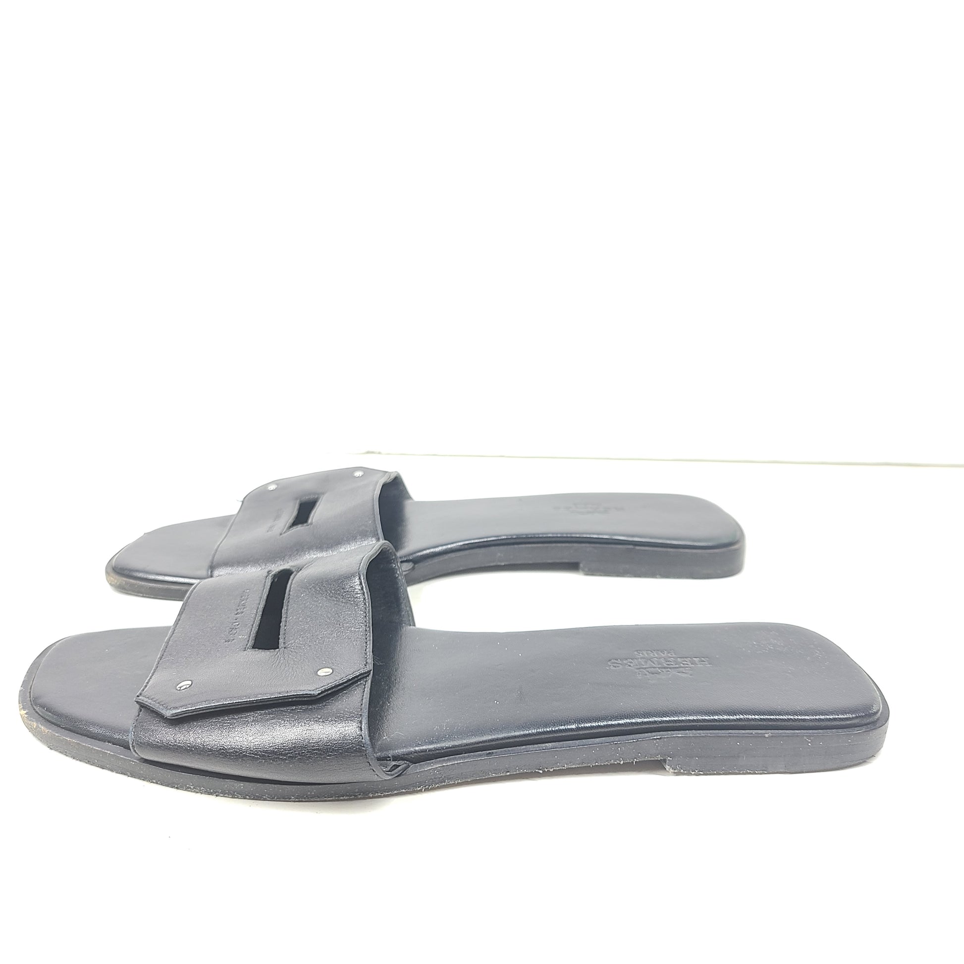 Hermès Calaire black leather sandals in EU 38 that combine Italian craftsmanship with a refined, versatile silhouette.