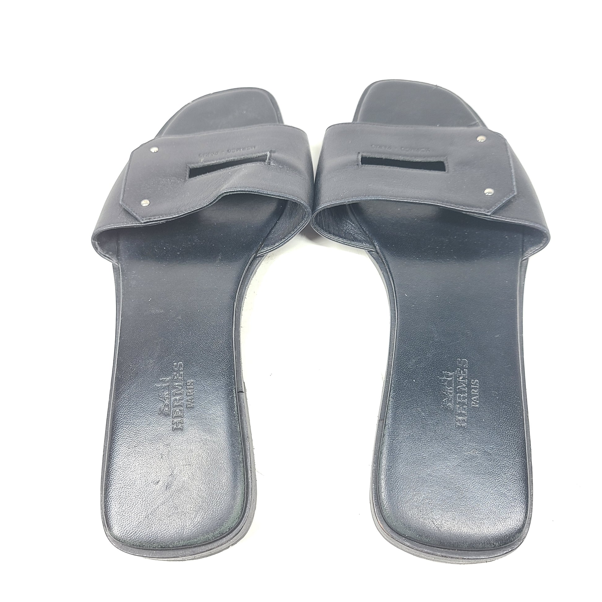 Hermès Calaire black leather sandals in EU 38 that combine Italian craftsmanship with a refined, versatile silhouette.