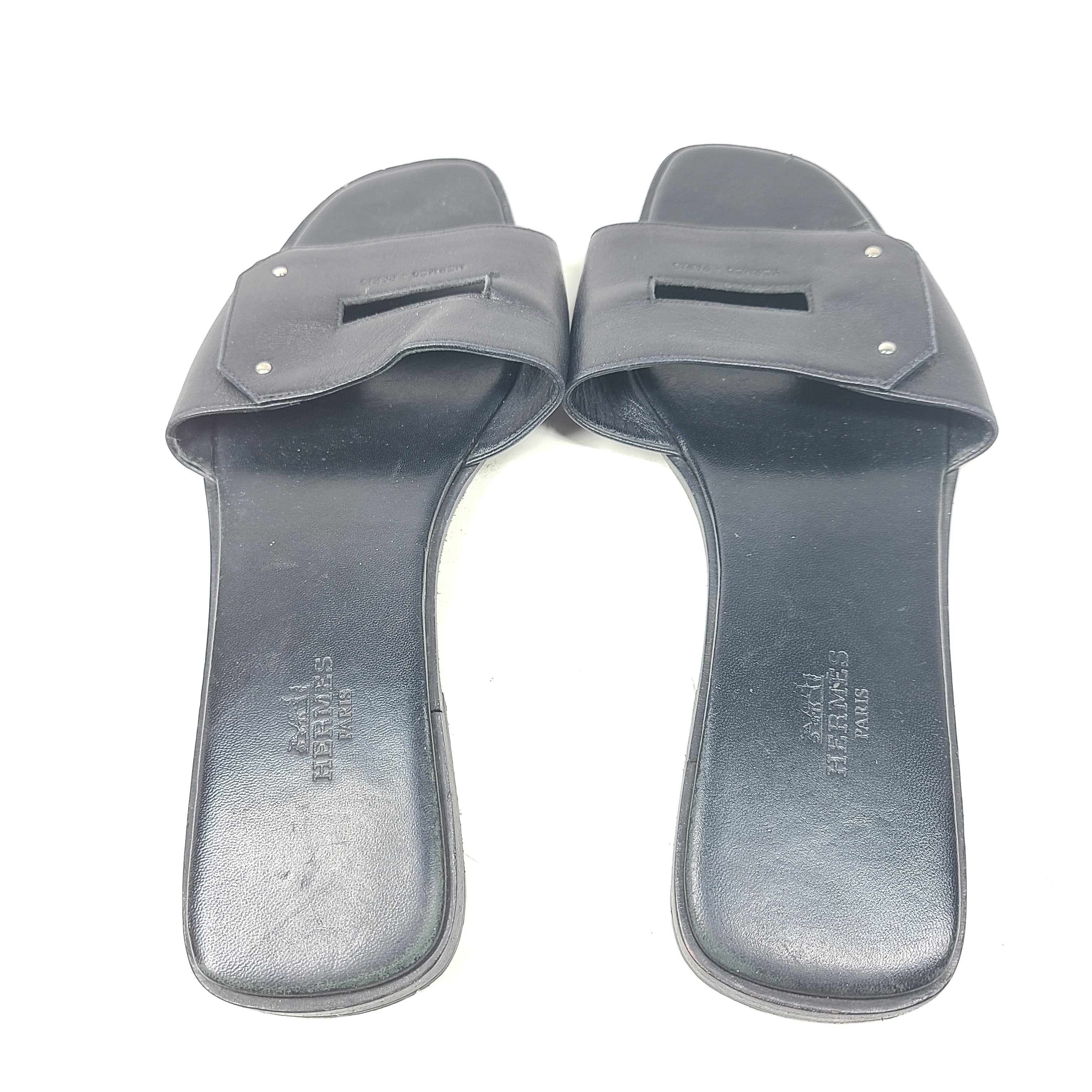 Hermès Calaire black leather sandals in EU 38 that combine Italian craftsmanship with a refined, versatile silhouette.