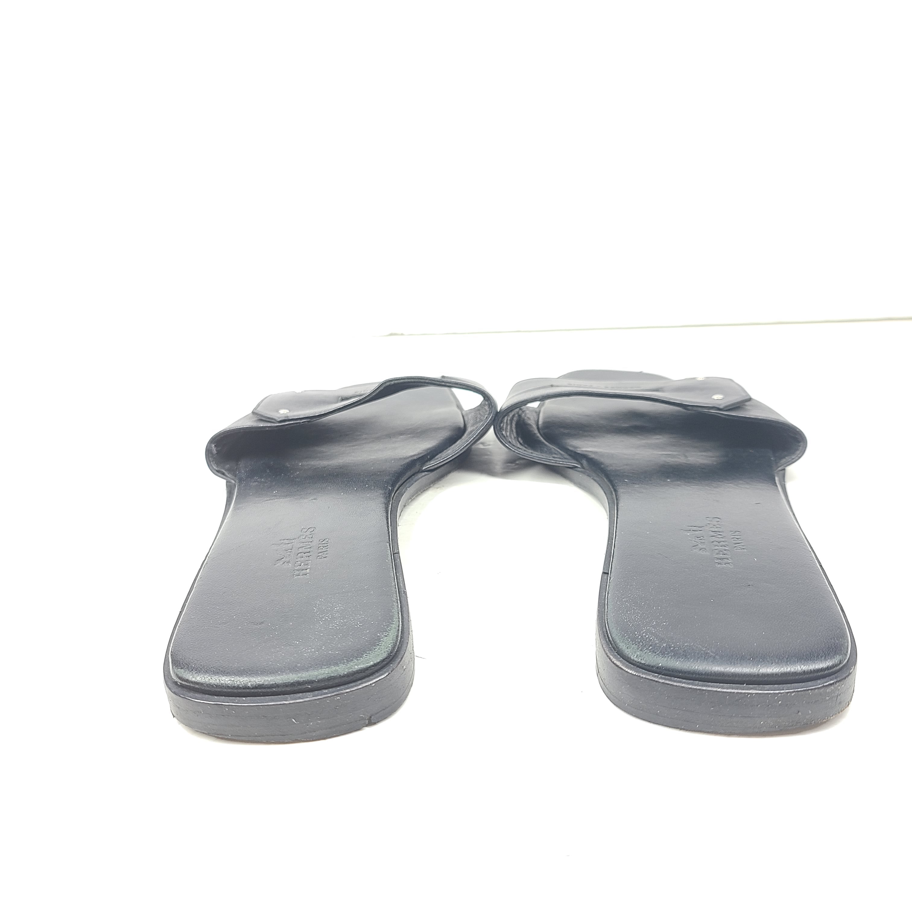 Hermès Calaire black leather sandals in EU 38 that combine Italian craftsmanship with a refined, versatile silhouette.