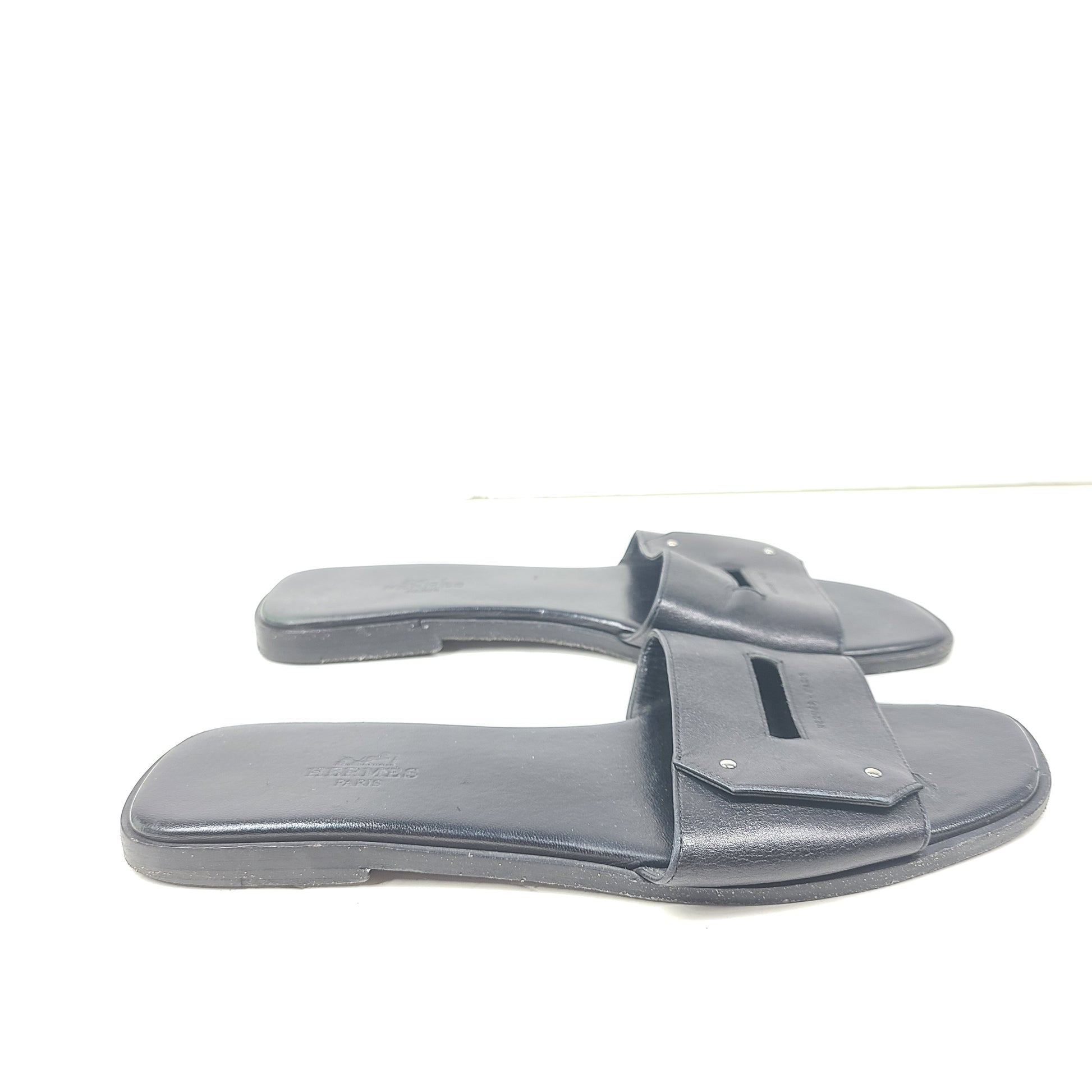 Hermès Calaire black leather sandals in EU 38 that combine Italian craftsmanship with a refined, versatile silhouette.