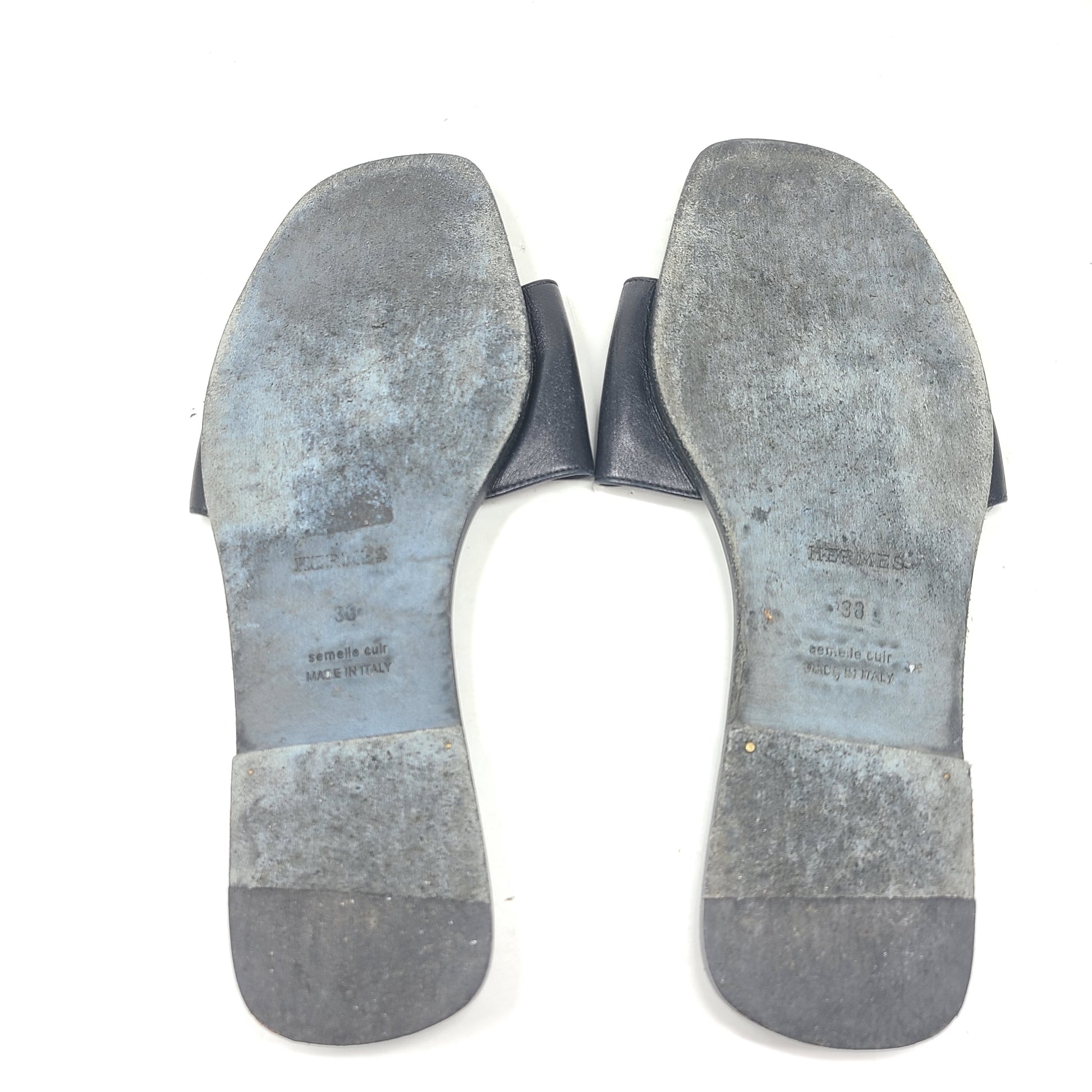 Hermès Calaire black leather sandals in EU 38 that combine Italian craftsmanship with a refined, versatile silhouette.