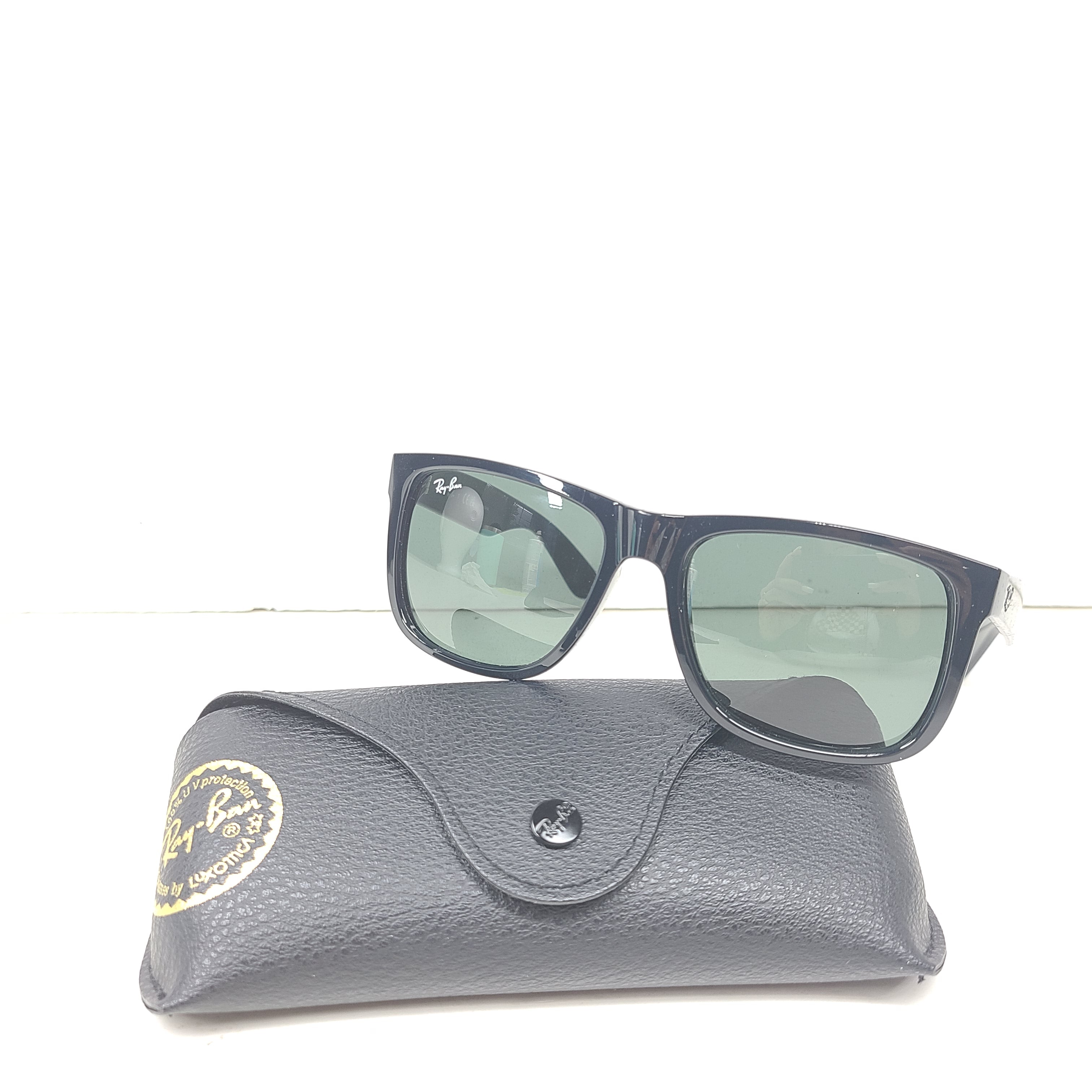 Classic Ray-Ban Justin RB4165 unisex sunglasses in matte black deliver a confident square profile with comfortable all-day wear.