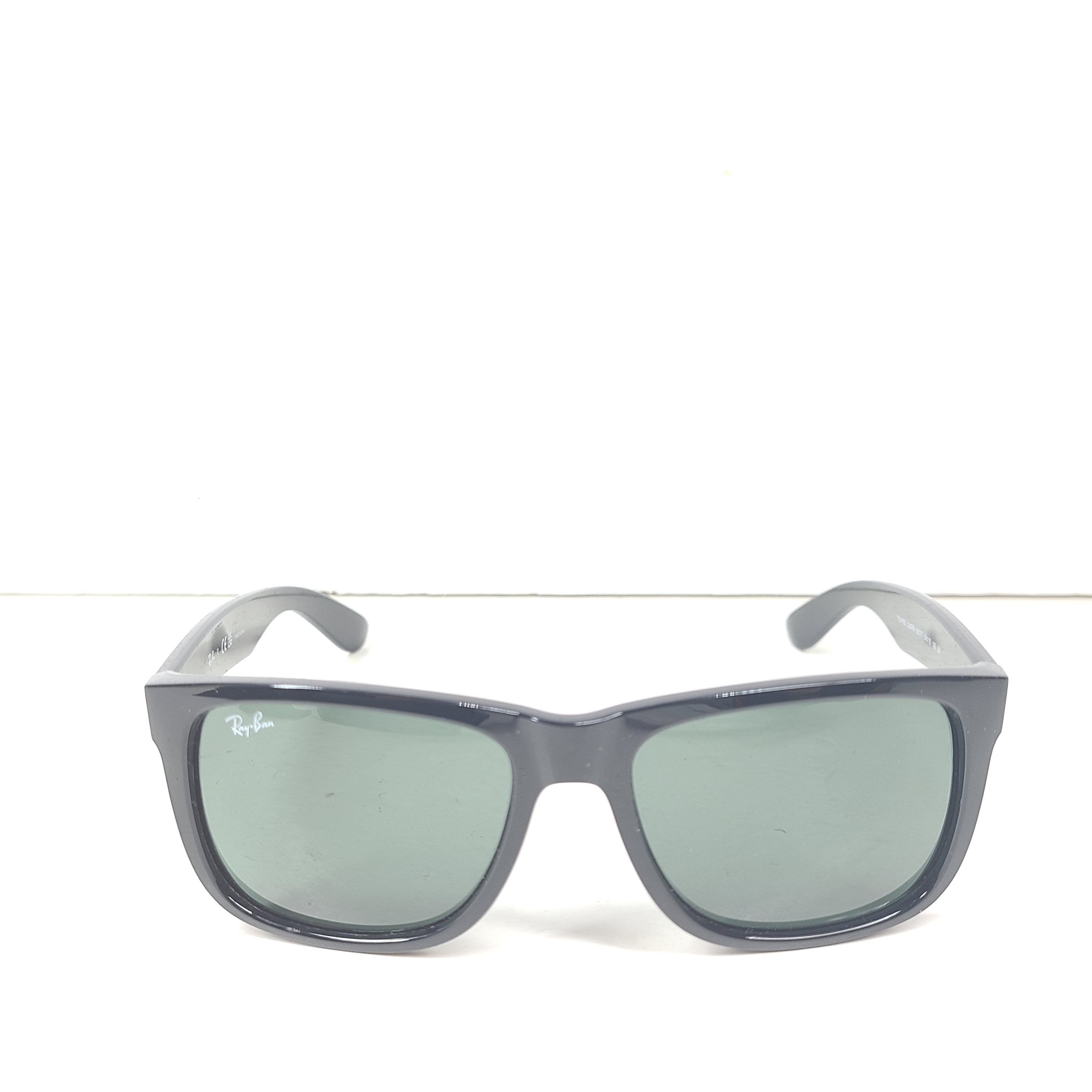 Classic Ray-Ban Justin RB4165 unisex sunglasses in matte black deliver a confident square profile with comfortable all-day wear.
