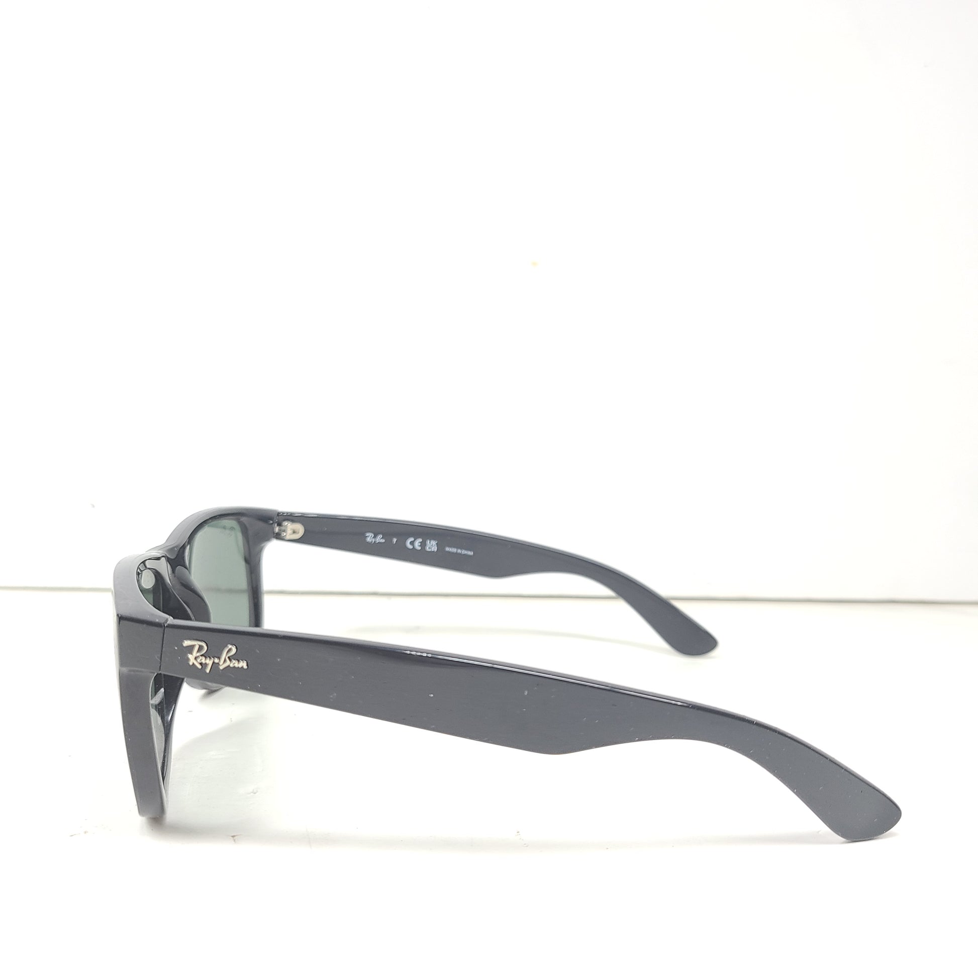 Classic Ray-Ban Justin RB4165 unisex sunglasses in matte black deliver a confident square profile with comfortable all-day wear.
