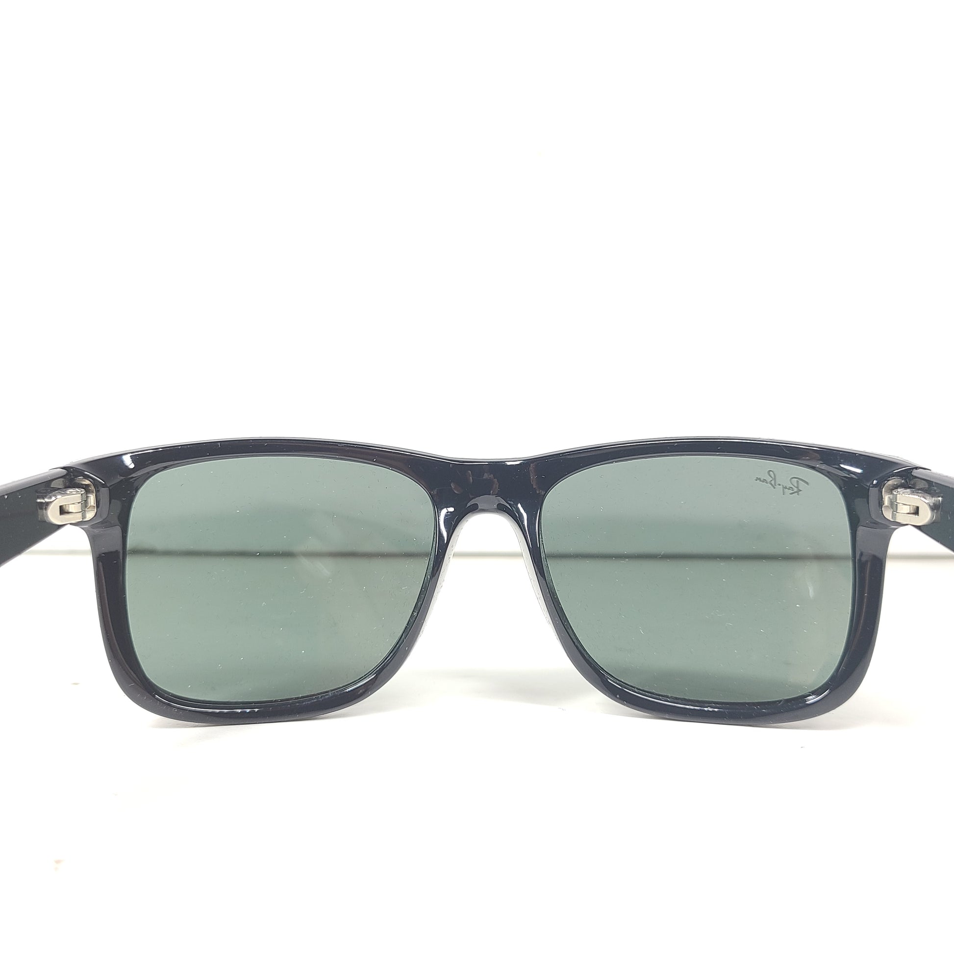 Classic Ray-Ban Justin RB4165 unisex sunglasses in matte black deliver a confident square profile with comfortable all-day wear.