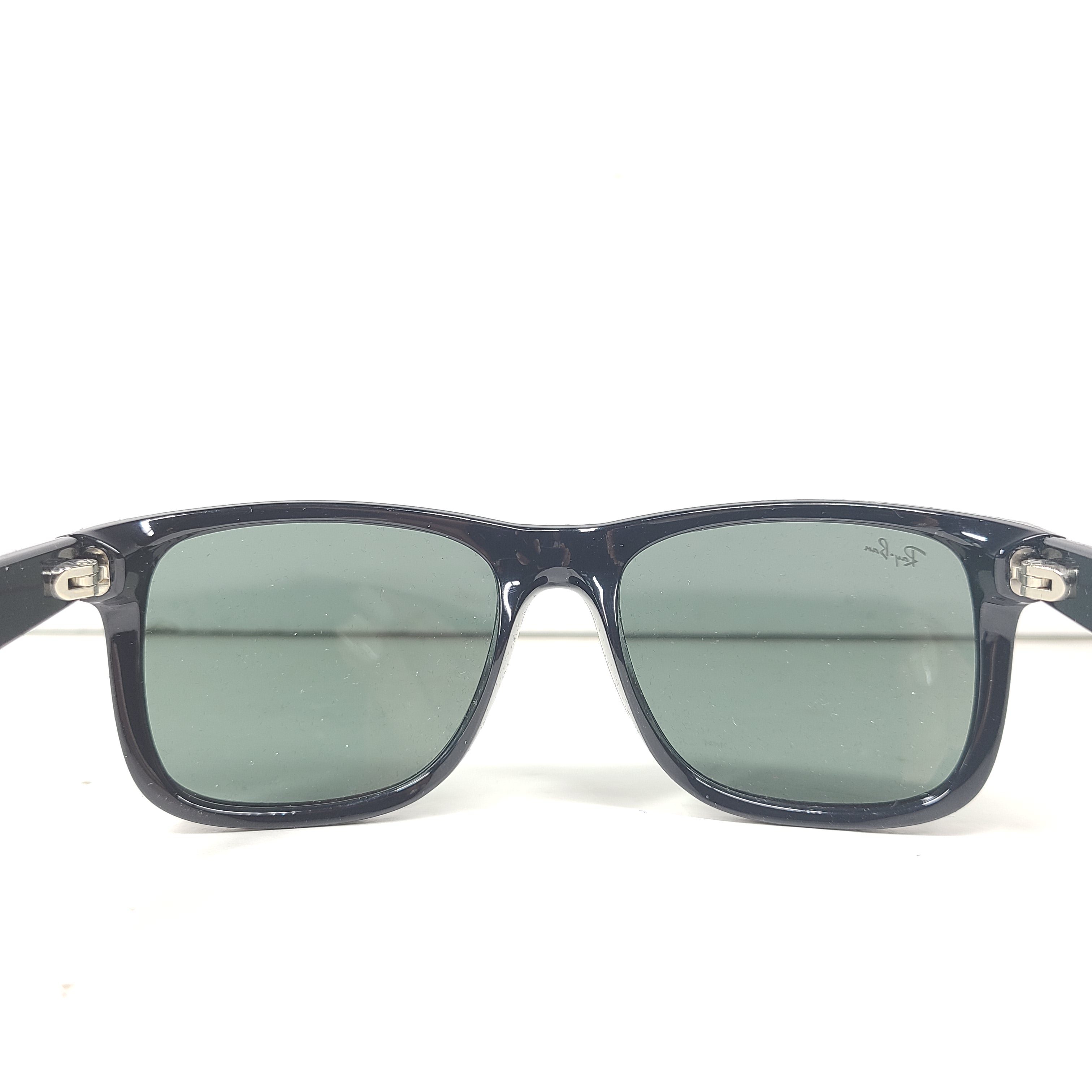 Classic Ray-Ban Justin RB4165 unisex sunglasses in matte black deliver a confident square profile with comfortable all-day wear.