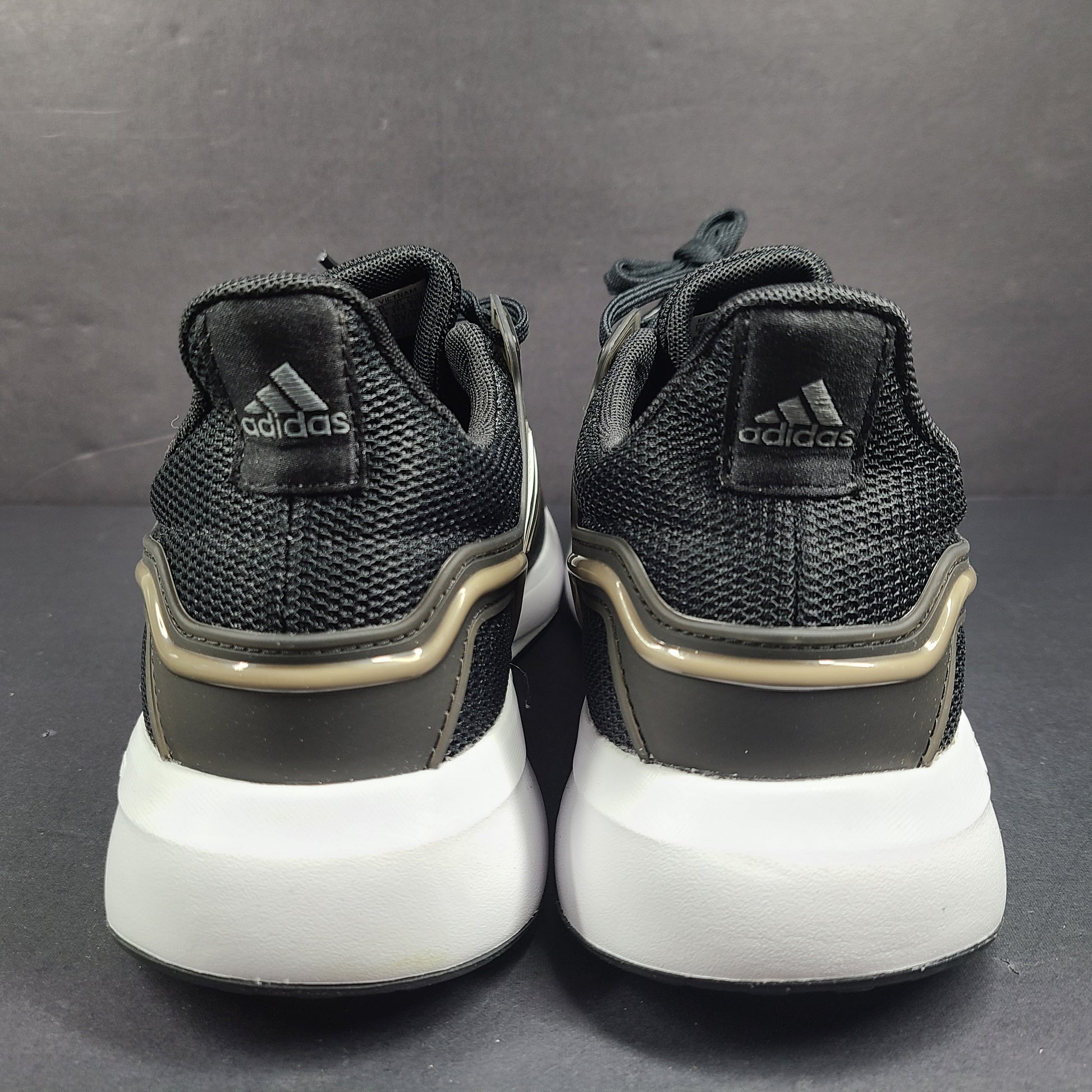 Black Adidas Cloudfoam Comfort men's sneakers in US size 11 with a low-profile athletic design.
