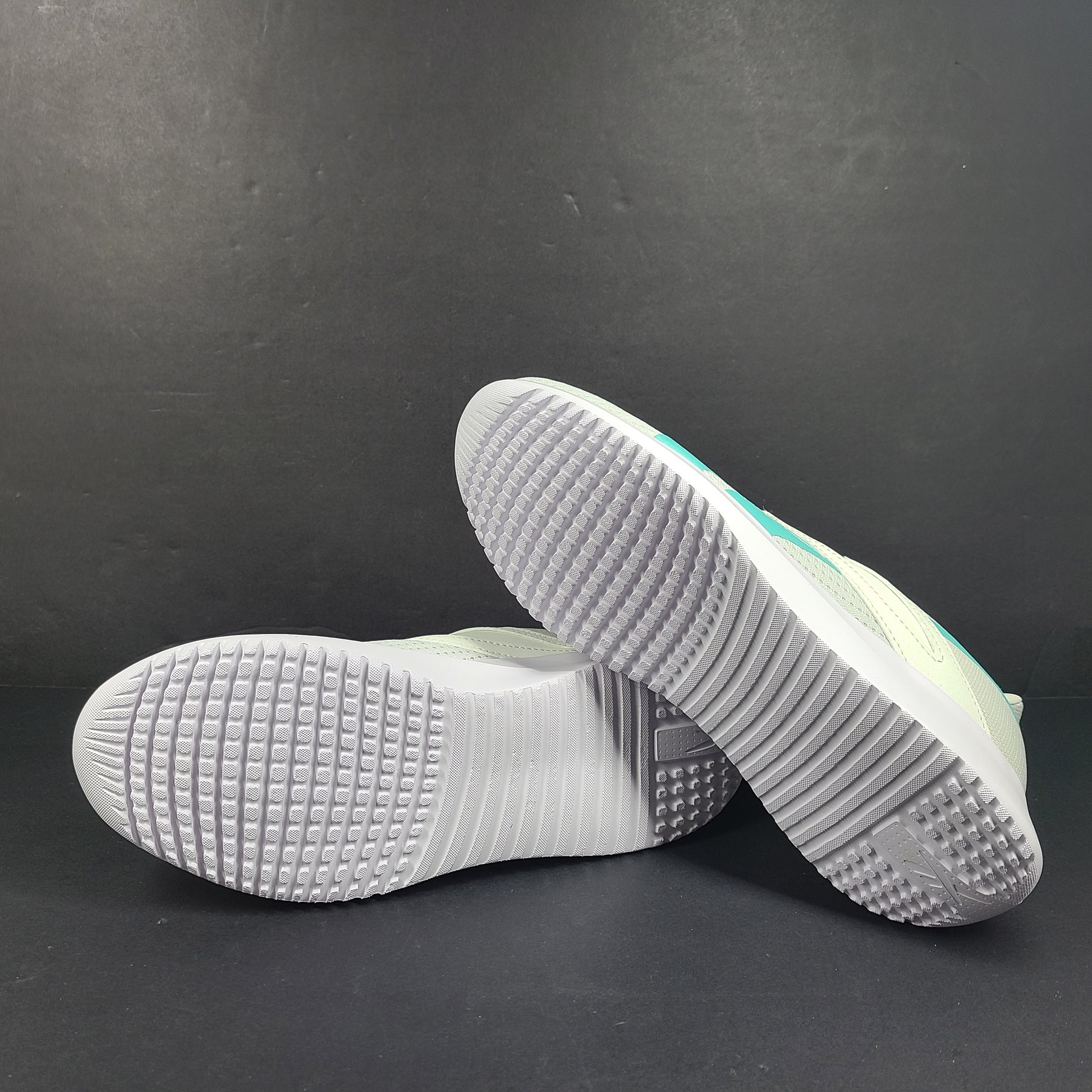 Lightweight Reebok Fluxlite training shoes in gray and teal, US size 9, built for everyday performance.