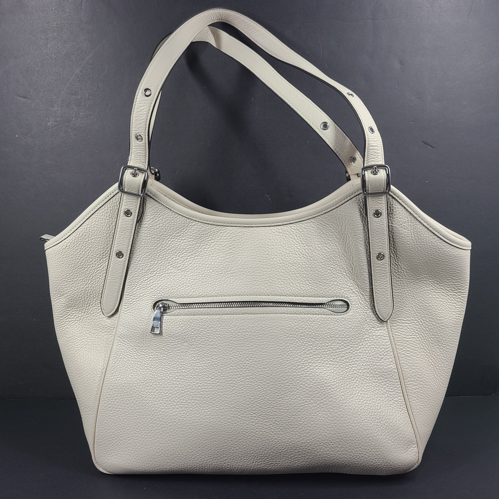 Coach Meadow pebble leather tote in Chalk, model CM074, designed for everyday carry.