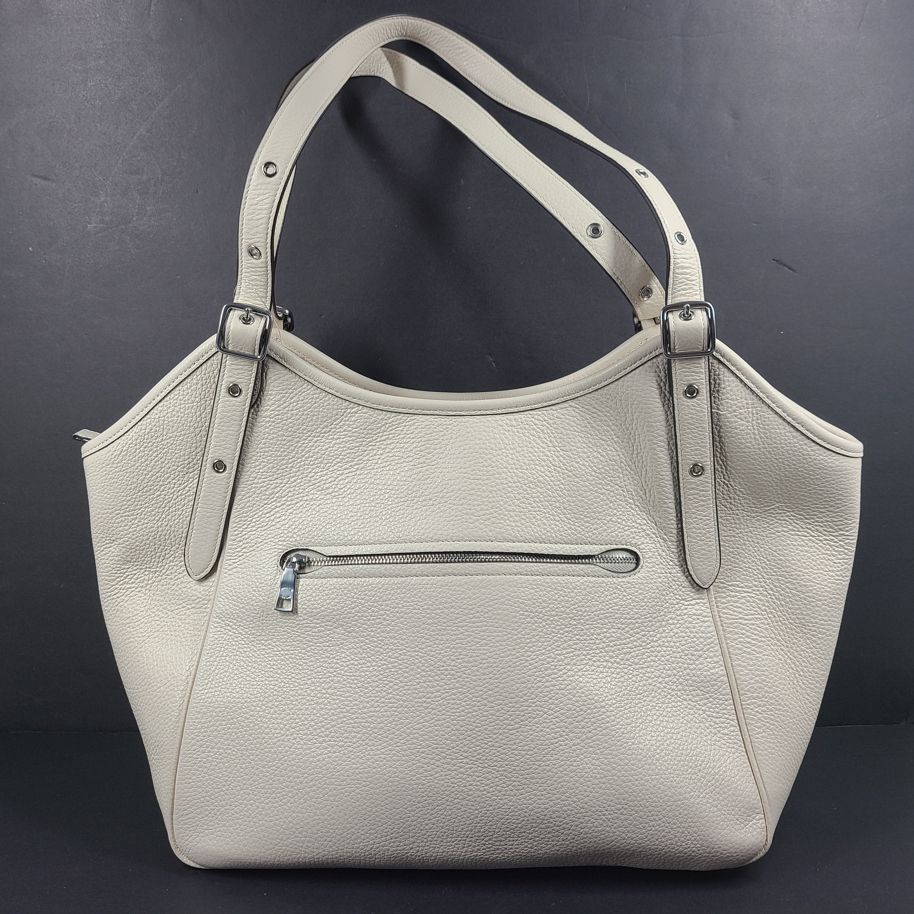 Coach Meadow pebble leather tote in Chalk, model CM074, designed for everyday carry.