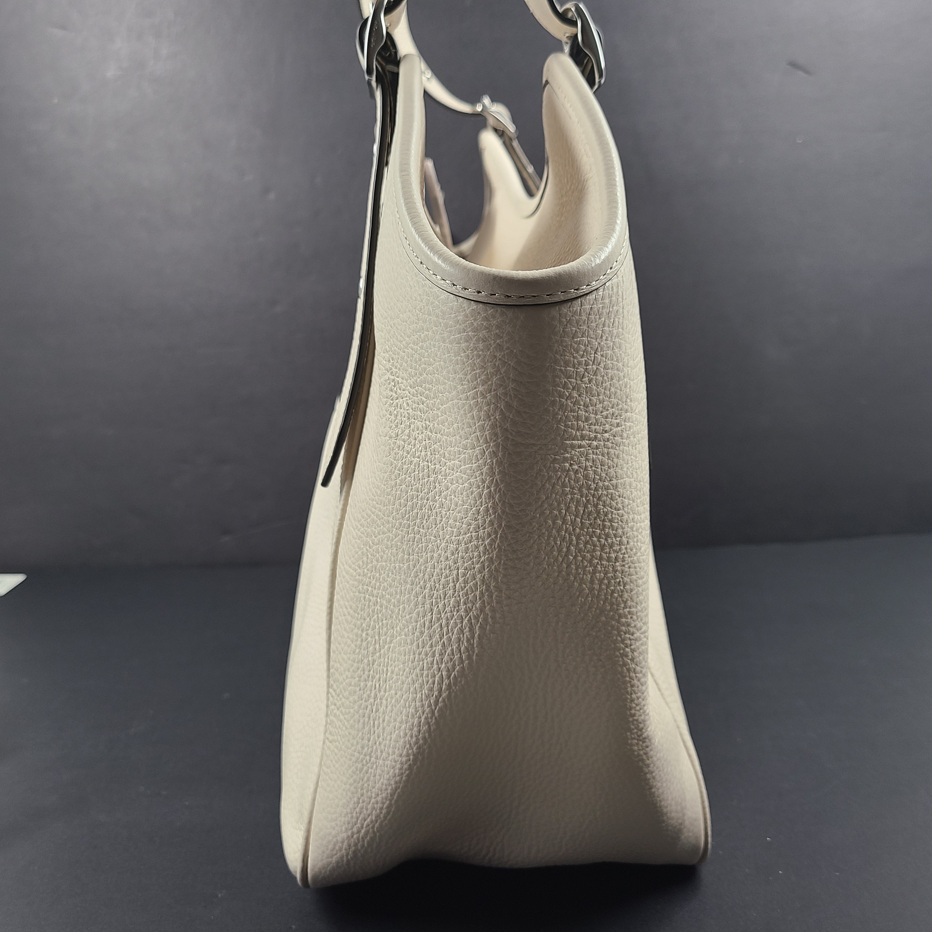 Coach Meadow pebble leather tote in Chalk, model CM074, designed for everyday carry.