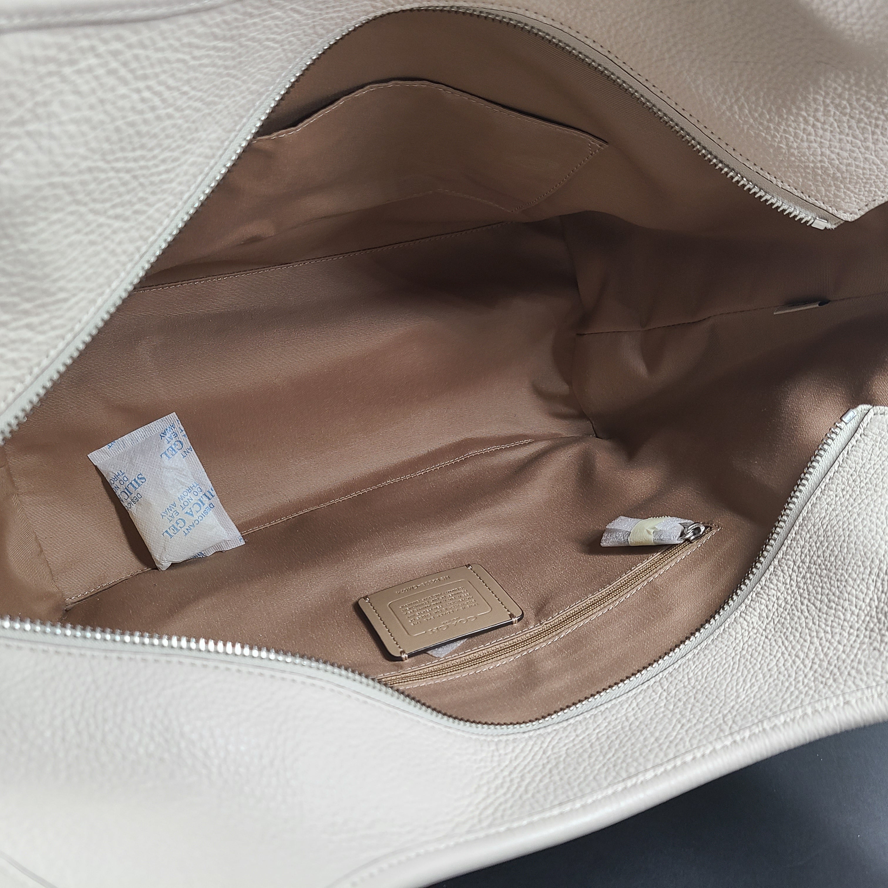 Coach Meadow pebble leather tote in Chalk, model CM074, designed for everyday carry.