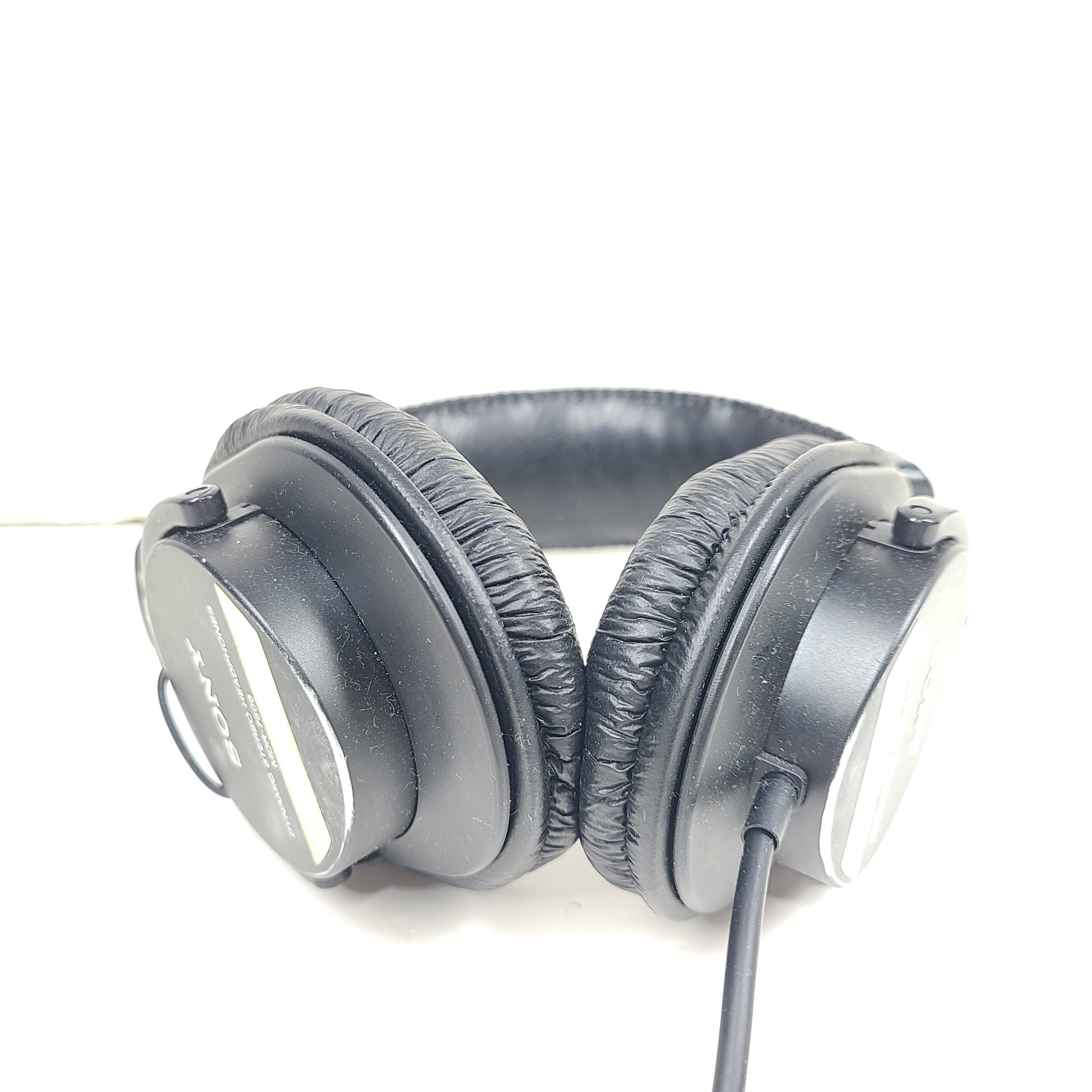 Sony MDR-7506 studio monitor headphones in black deliver balanced, accurate sound for mixing and monitoring sessions.