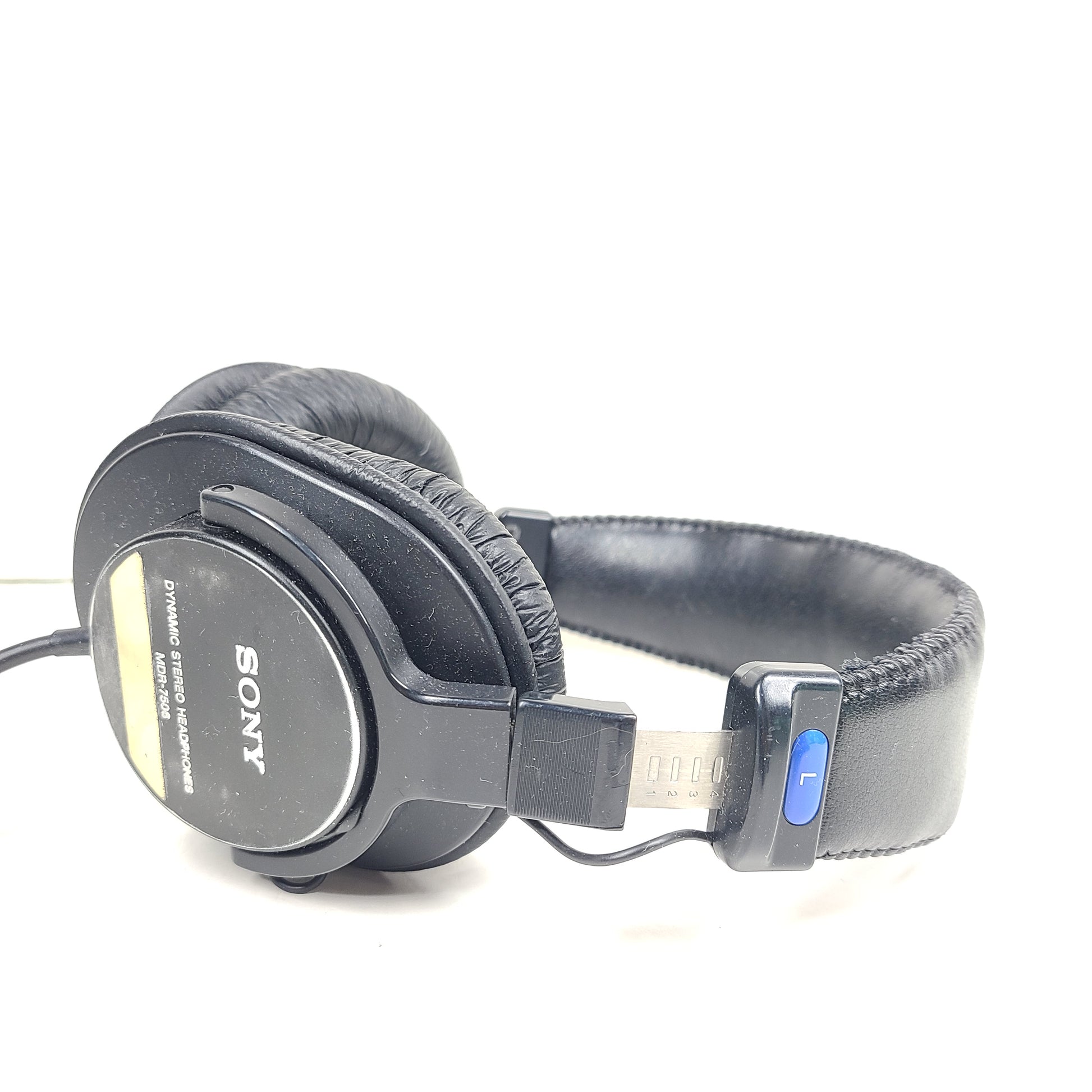 Sony MDR-7506 studio monitor headphones in black deliver balanced, accurate sound for mixing and monitoring sessions.