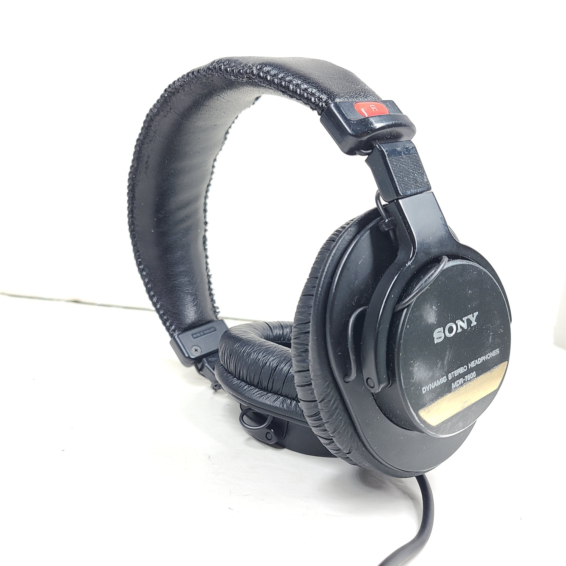 Sony MDR-7506 studio monitor headphones in black deliver balanced, accurate sound for mixing and monitoring sessions.