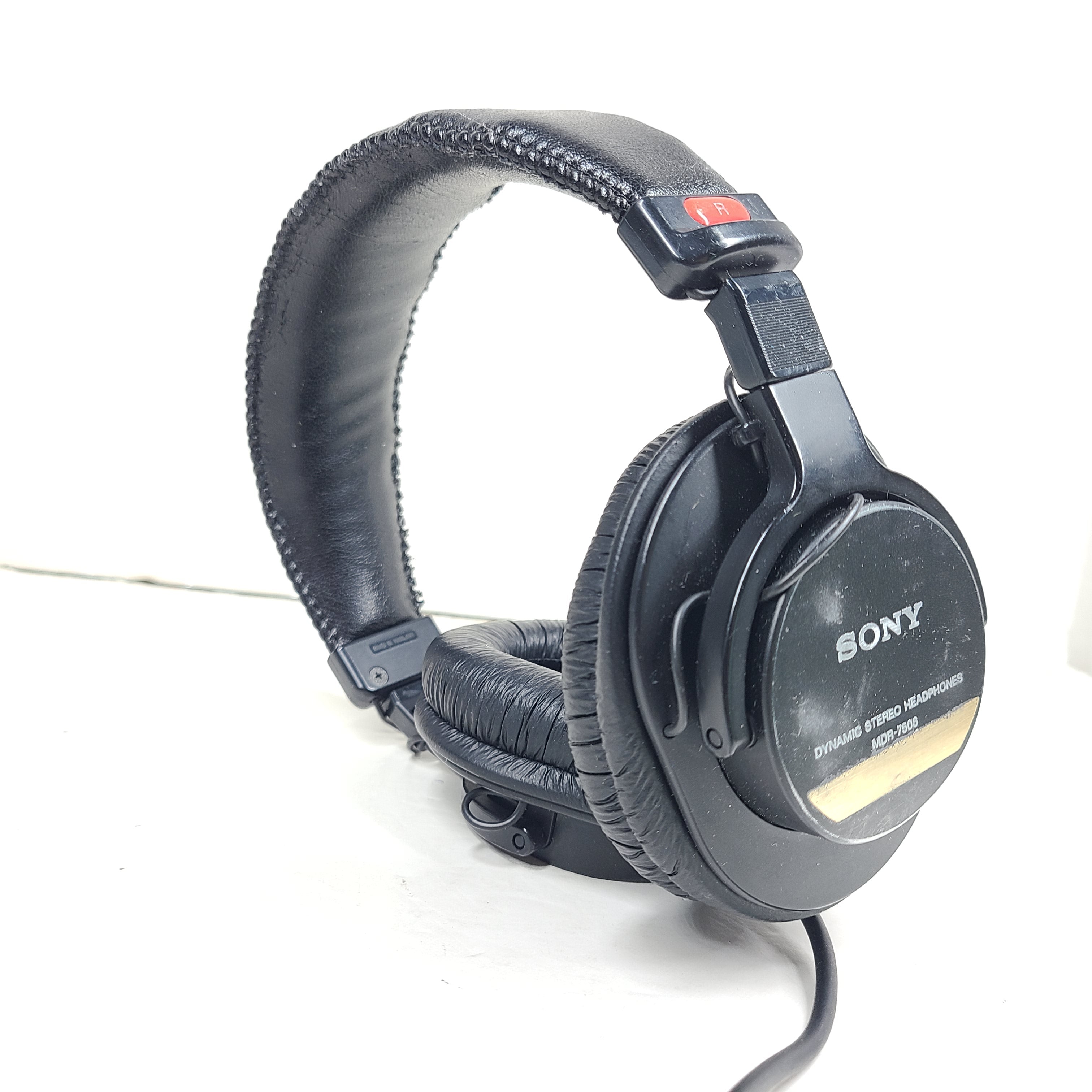 Sony MDR-7506 studio monitor headphones in black deliver balanced, accurate sound for mixing and monitoring sessions.