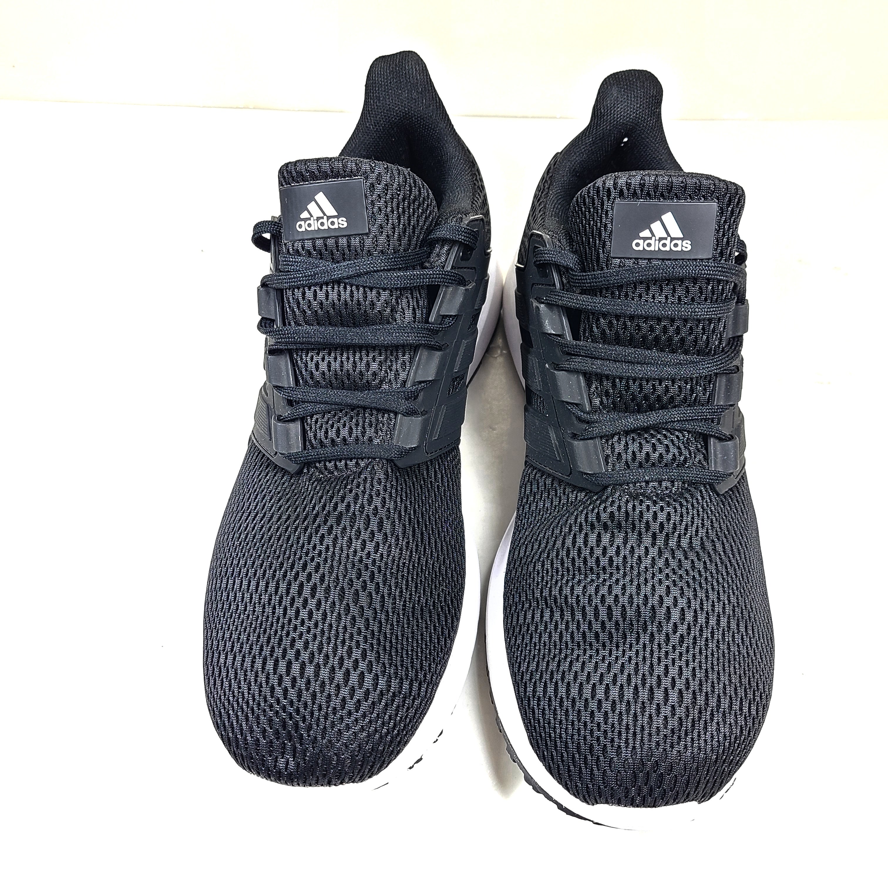 Black Adidas Ultimashow running shoes in US 8.5 with a supportive, low-profile design and durable outsole.