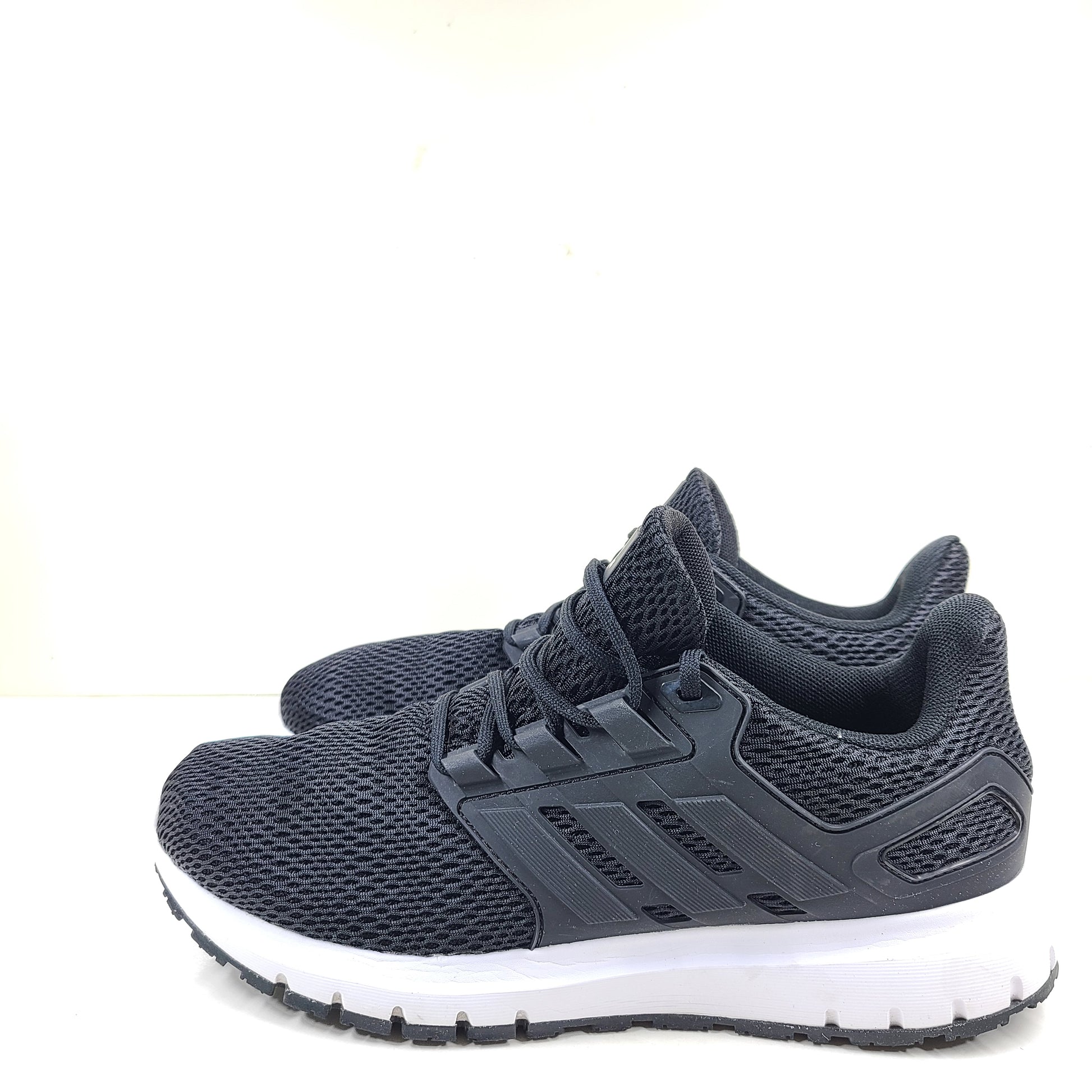 Black Adidas Ultimashow running shoes in US 8.5 with a supportive, low-profile design and durable outsole.