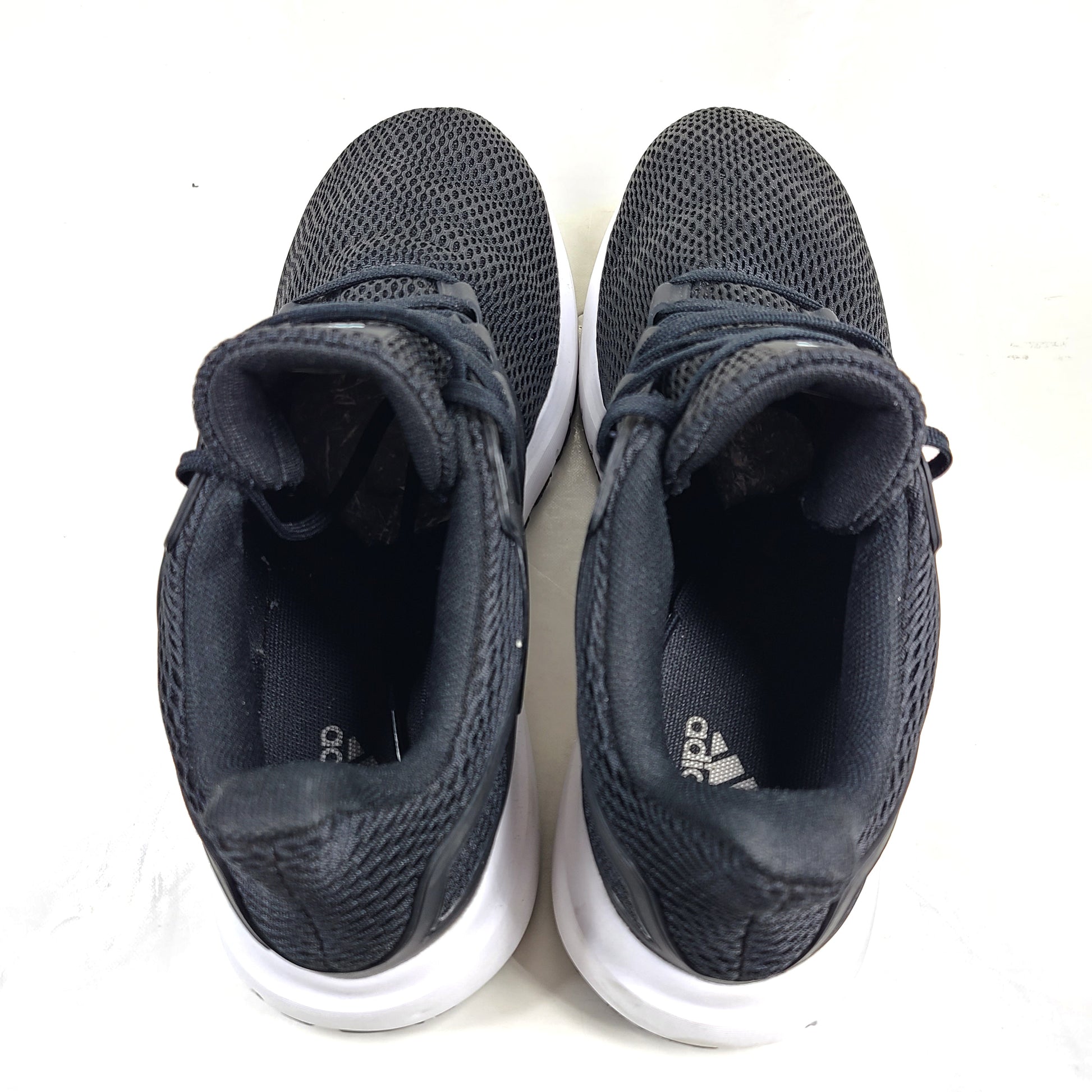 Black Adidas Ultimashow running shoes in US 8.5 with a supportive, low-profile design and durable outsole.