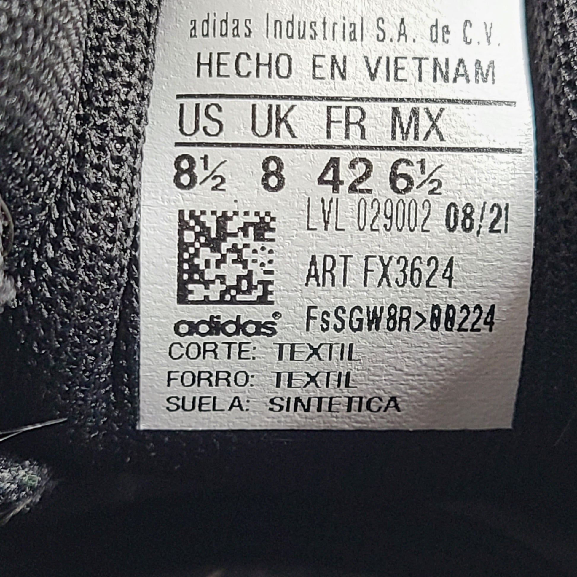 Black Adidas Ultimashow running shoes in US 8.5 with a supportive, low-profile design and durable outsole.