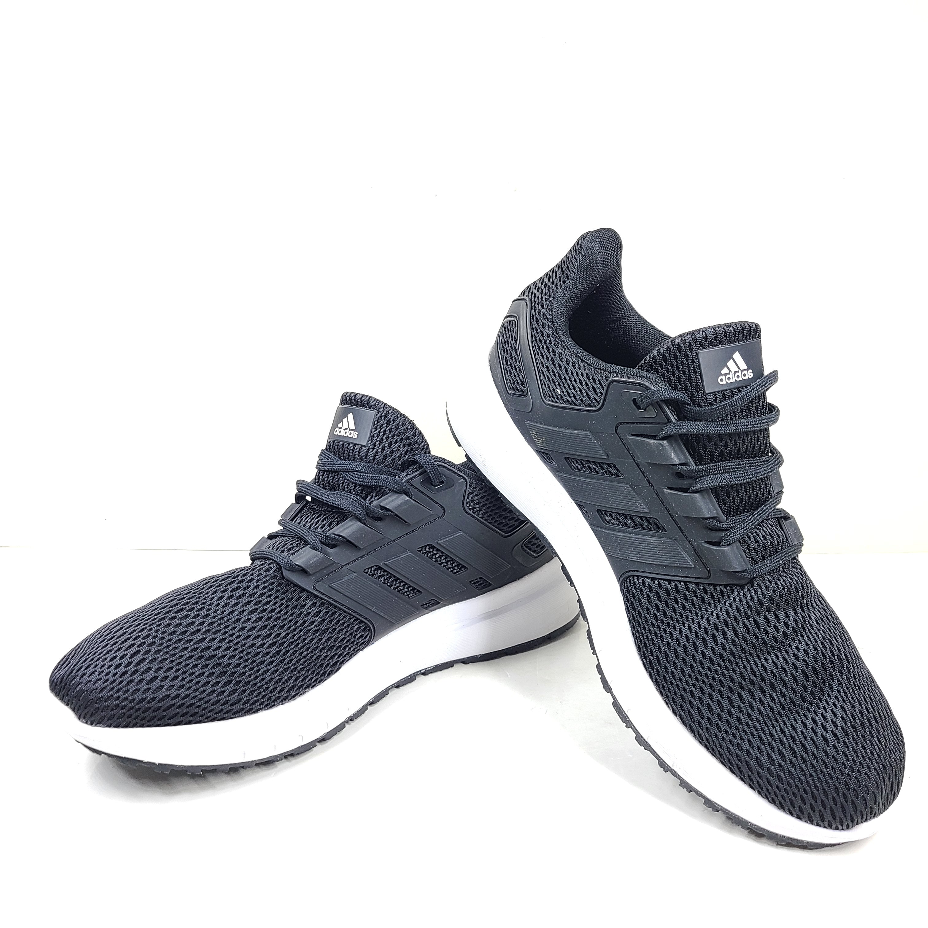 Black Adidas Ultimashow running shoes in US 8.5 with a supportive, low-profile design and durable outsole.