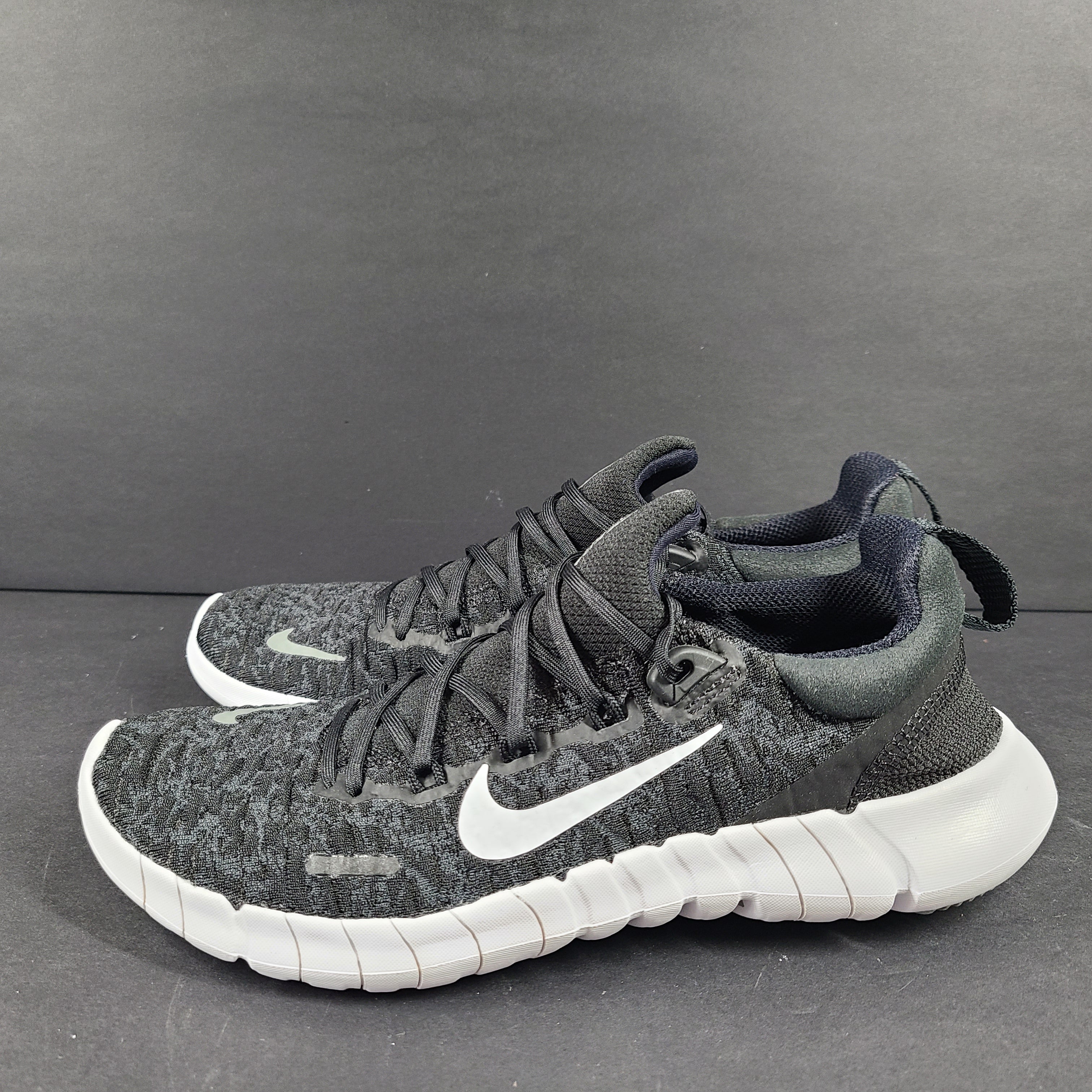 Black and gray Nike Free Metcon 3 training shoes in US size 6.5 with white accents and a low-profile sole.