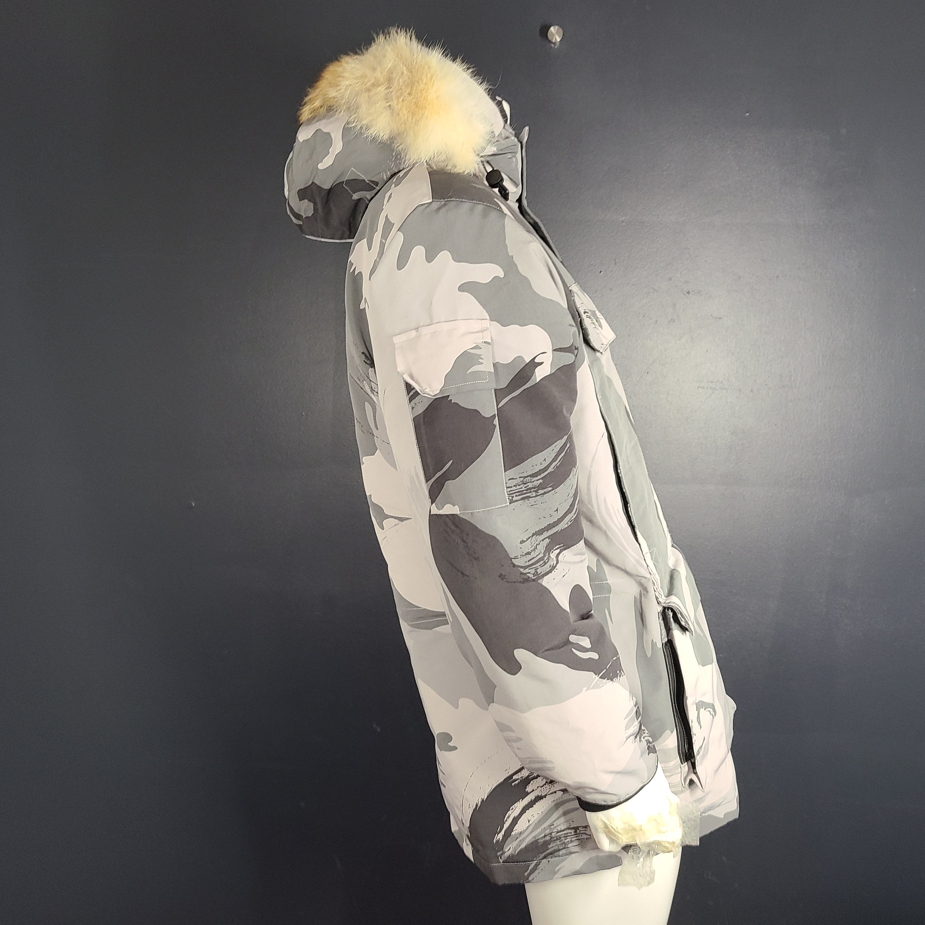 Canada Goose Expedition Parka in grey camouflage, size XL, designed for extreme cold with heavy insulation and a fur-trimmed hood.