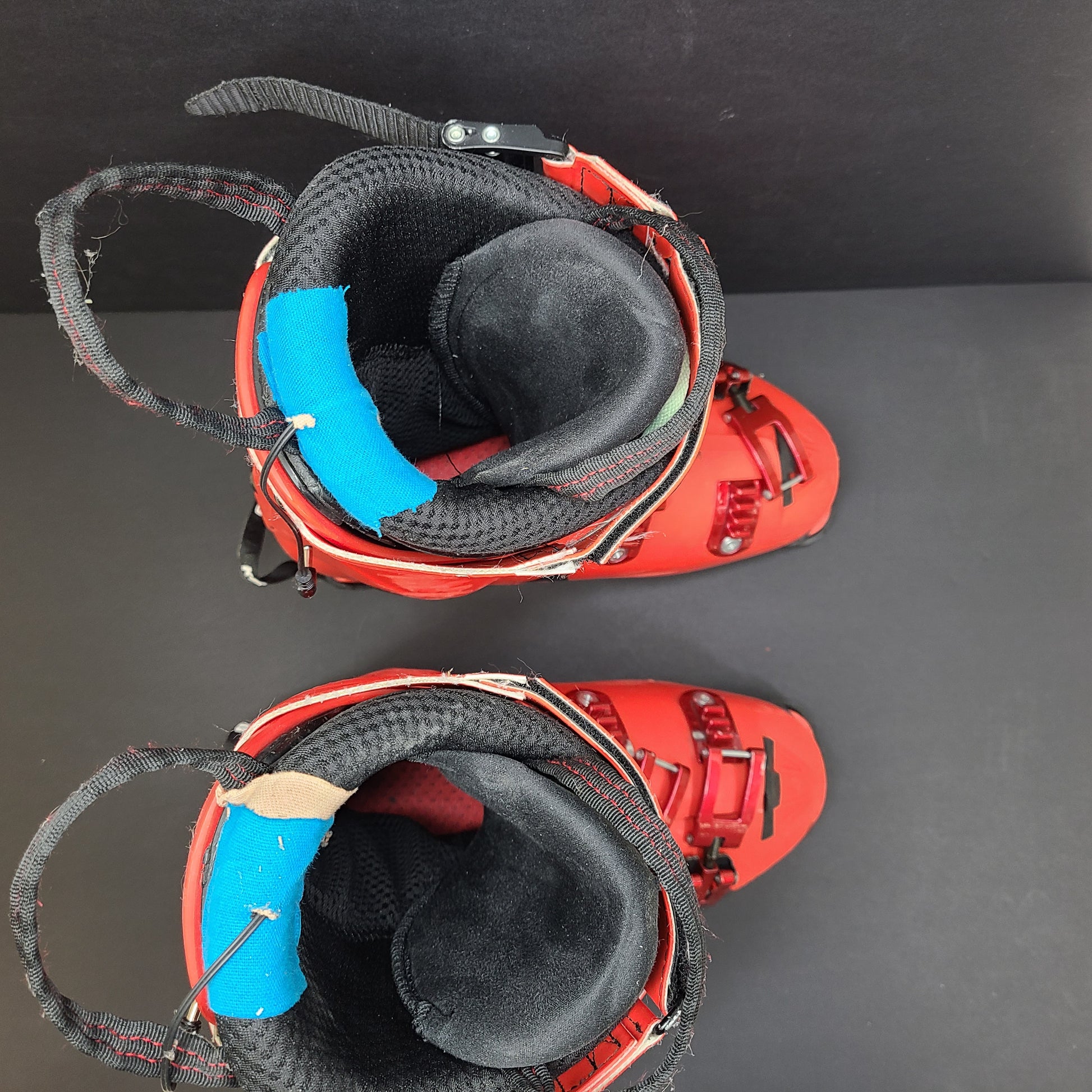 High-performance Atomic Redster World Cup 130 ski boots in red with race-oriented 130 flex and ISO 5355 compatibility.