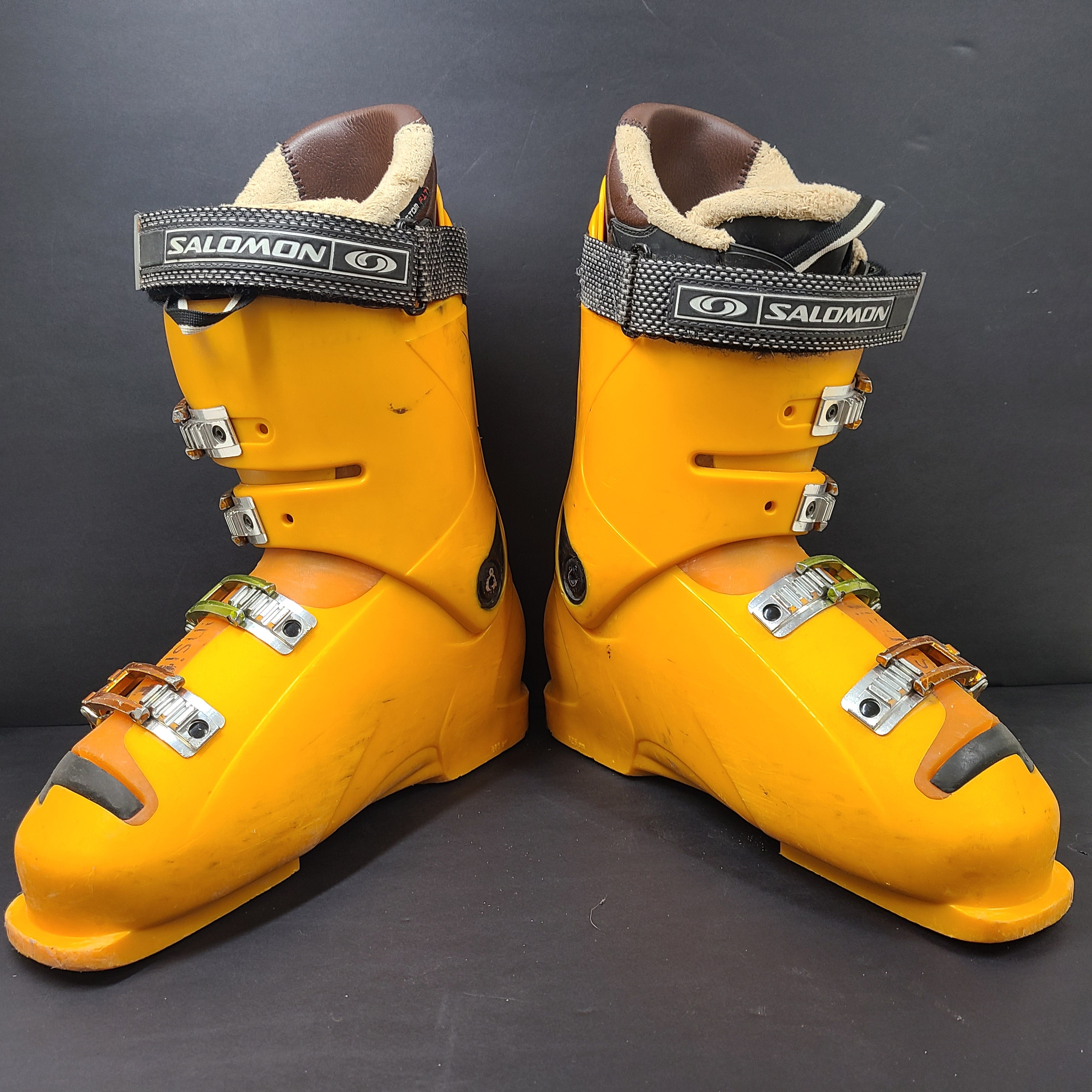 Durable Salomon X-MAX ski boot in orange, black, and brown with a 325mm sole length.