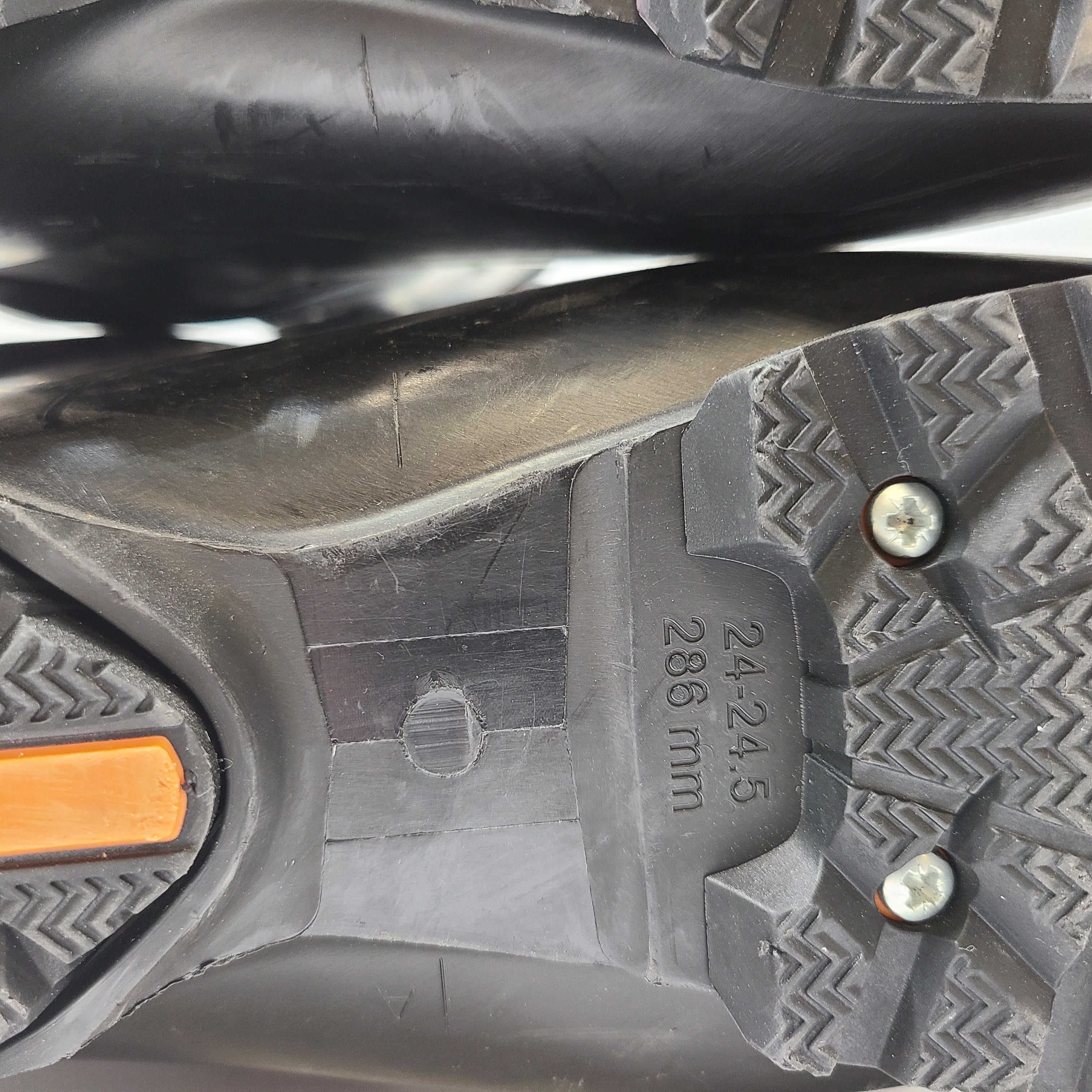Lange Dual Core GripWalk ski boots in black, size 24-24.5 with 286 mm sole length.