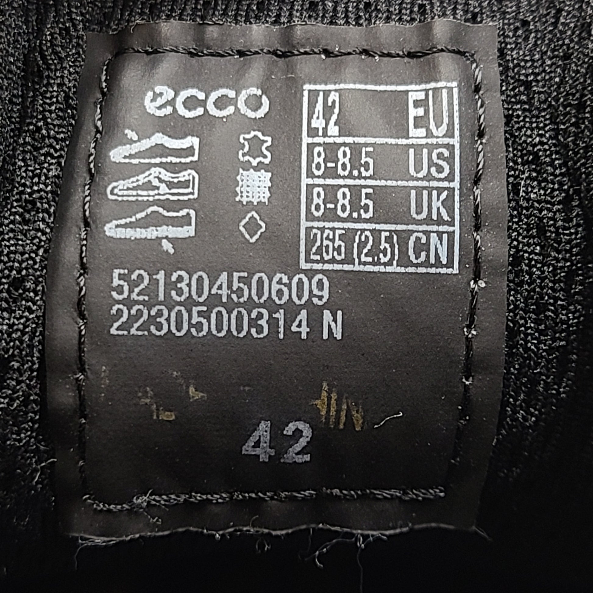 Khaki Ecco shoes in EU size 42, model 2230500314 N, pre-owned with creases and slight scuff marks.