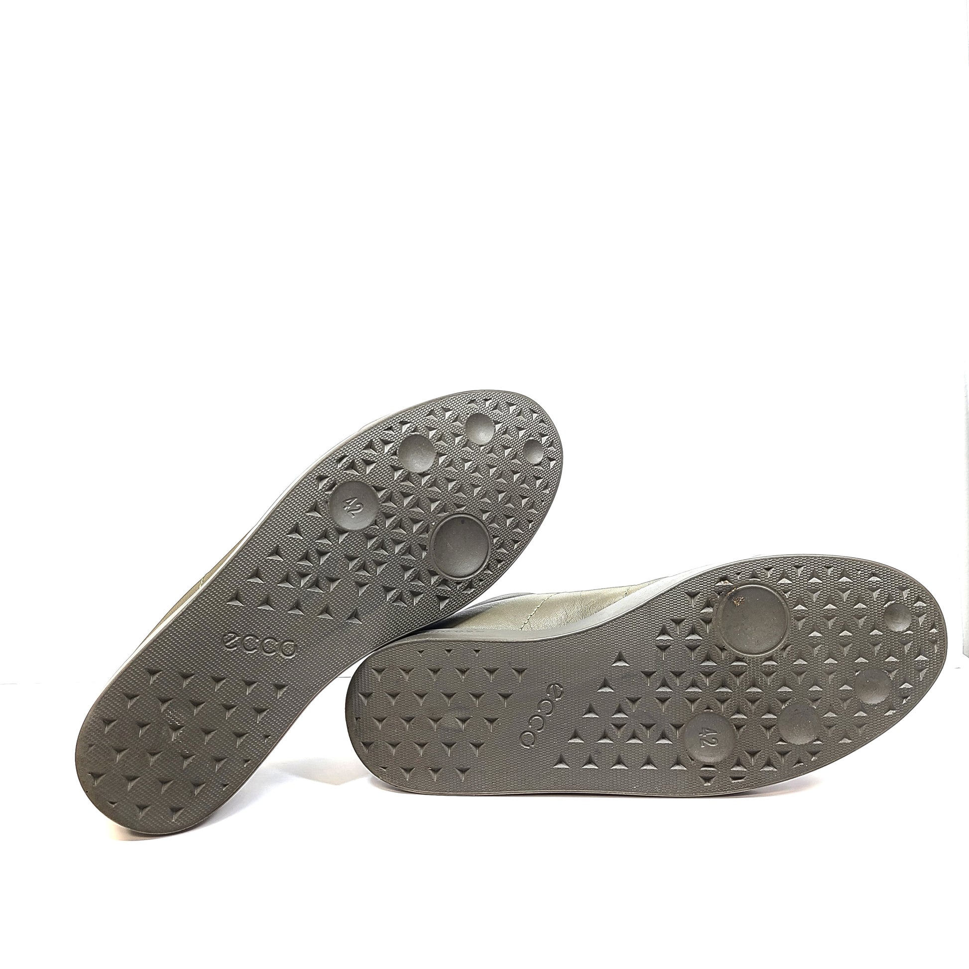 Khaki Ecco shoes in EU size 42, model 2230500314 N, pre-owned with creases and slight scuff marks.