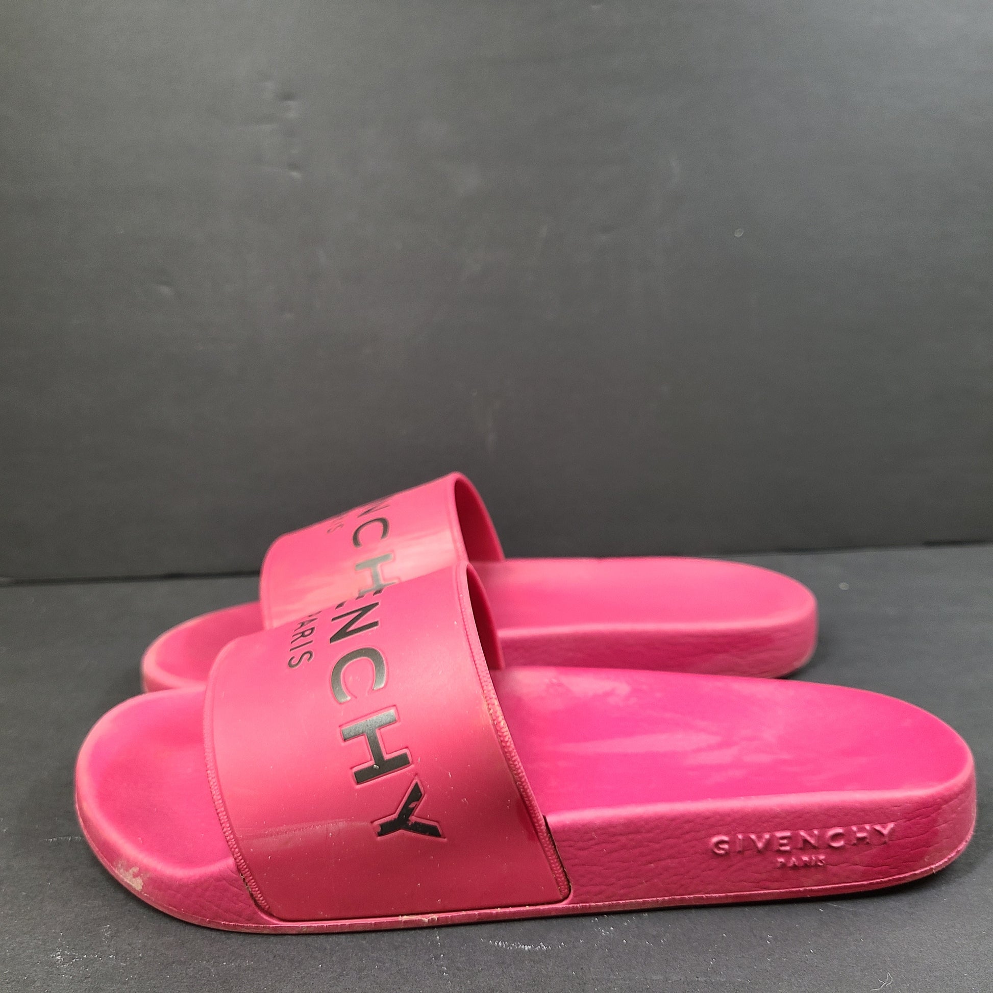 Givenchy pink slide sandals ES0138 in EU size 39 with a sleek casual silhouette and branded styling.