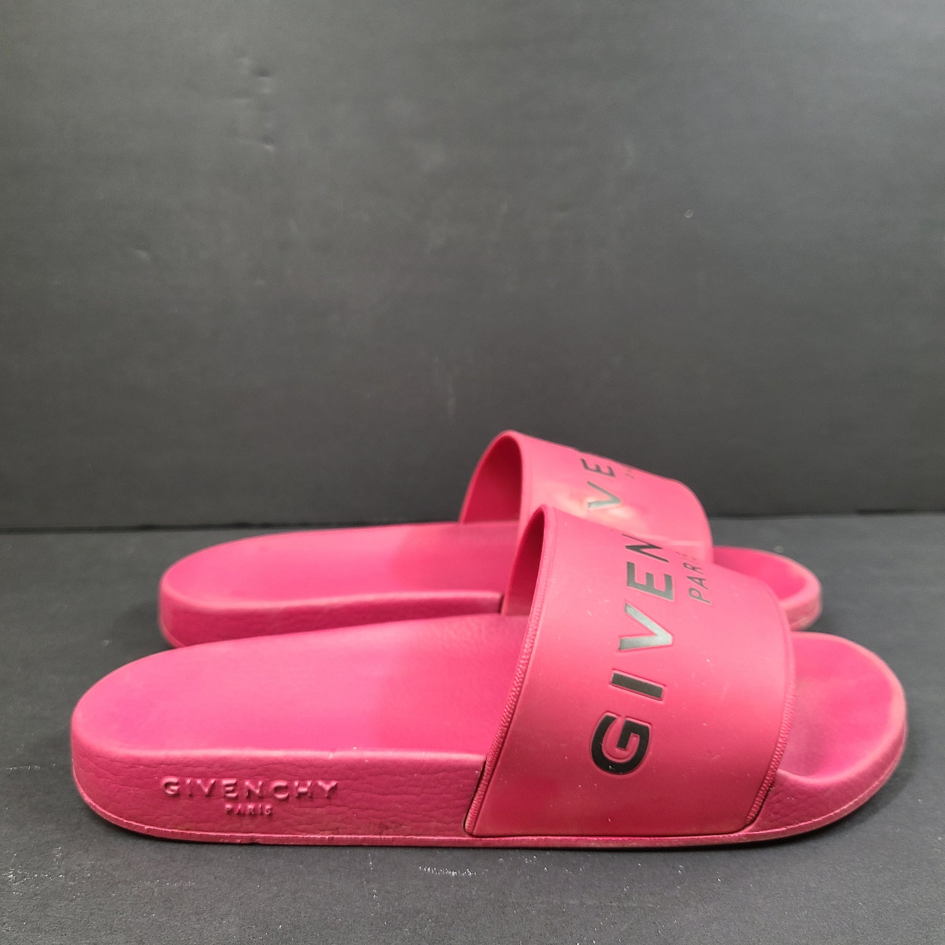 Givenchy pink slide sandals ES0138 in EU size 39 with a sleek casual silhouette and branded styling.