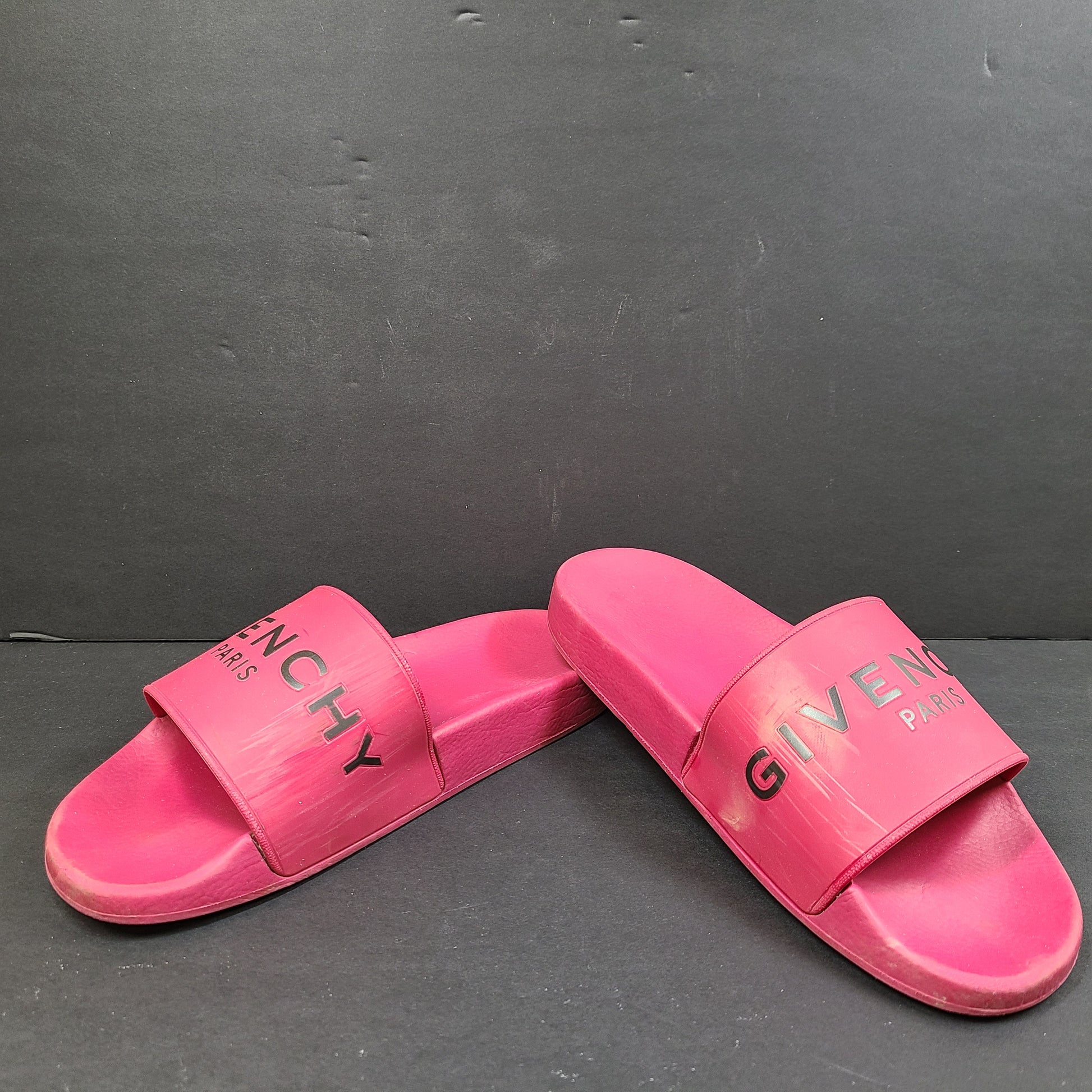 Givenchy pink slide sandals ES0138 in EU size 39 with a sleek casual silhouette and branded styling.