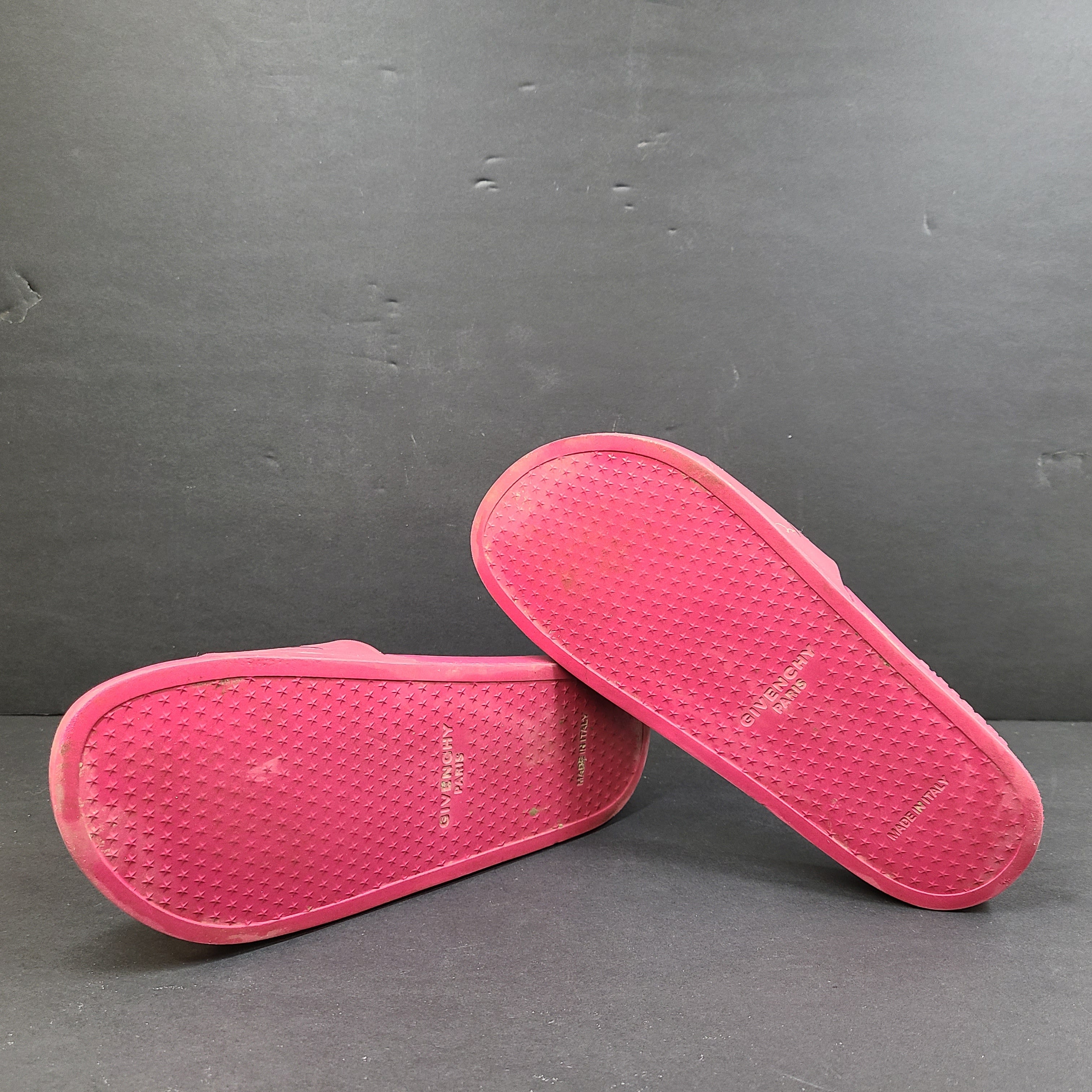 Givenchy pink slide sandals ES0138 in EU size 39 with a sleek casual silhouette and branded styling.