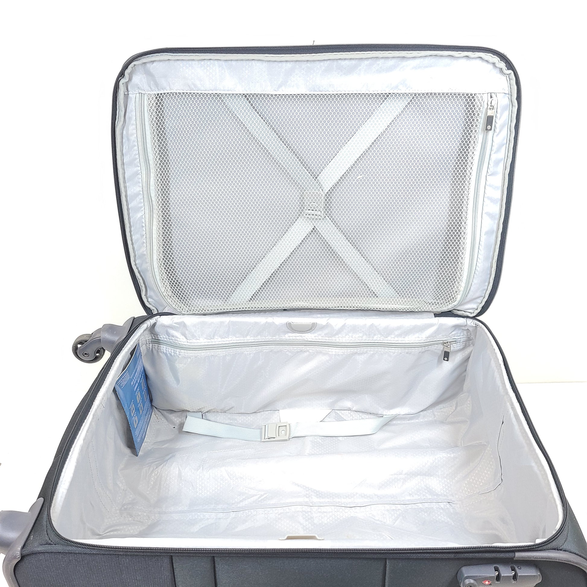 Black Samsonite Super Light spinner suitcase designed for lightweight travel and effortless maneuvering.