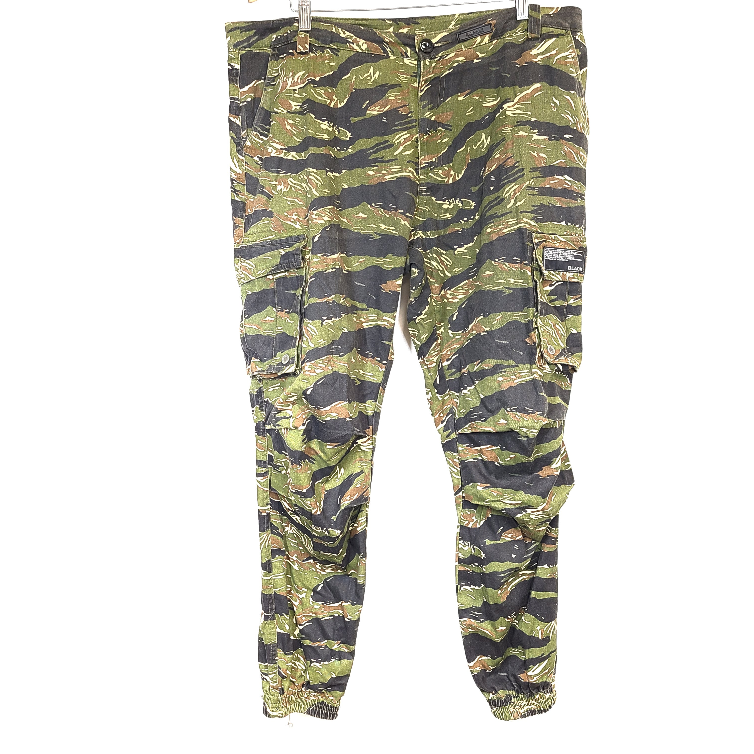 Black camouflage cargo pants in size 30 with multiple utility pockets and a rugged workwear cut.