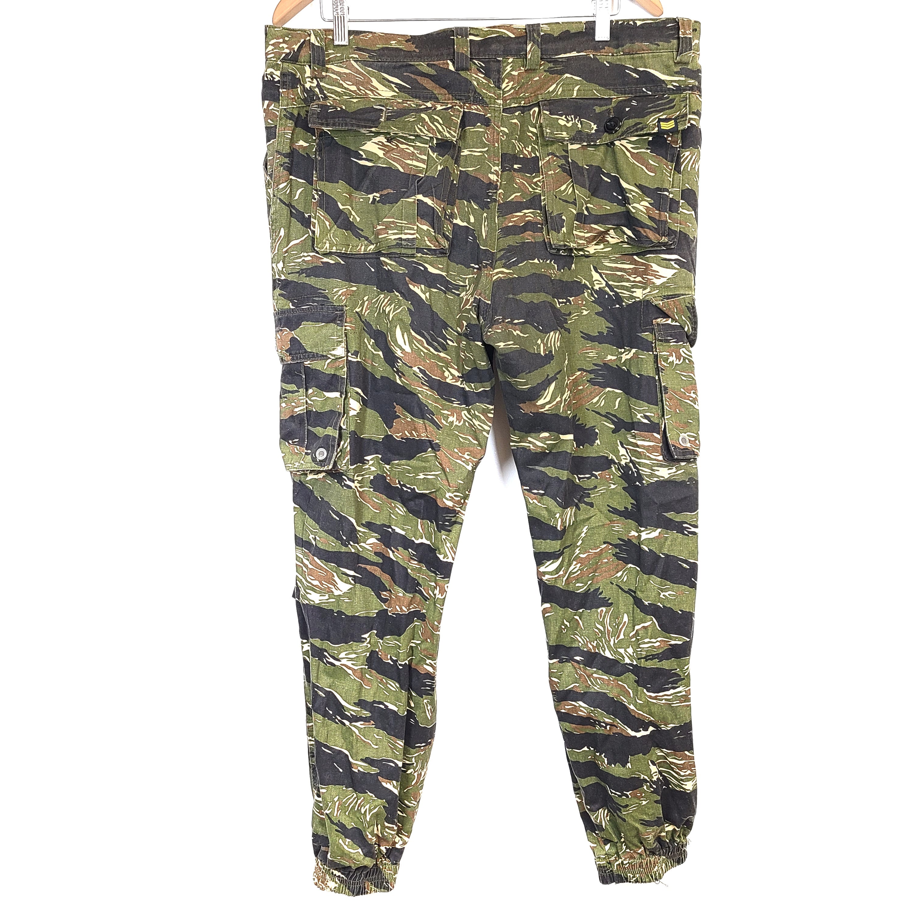 Black camouflage cargo pants in size 30 with multiple utility pockets and a rugged workwear cut.