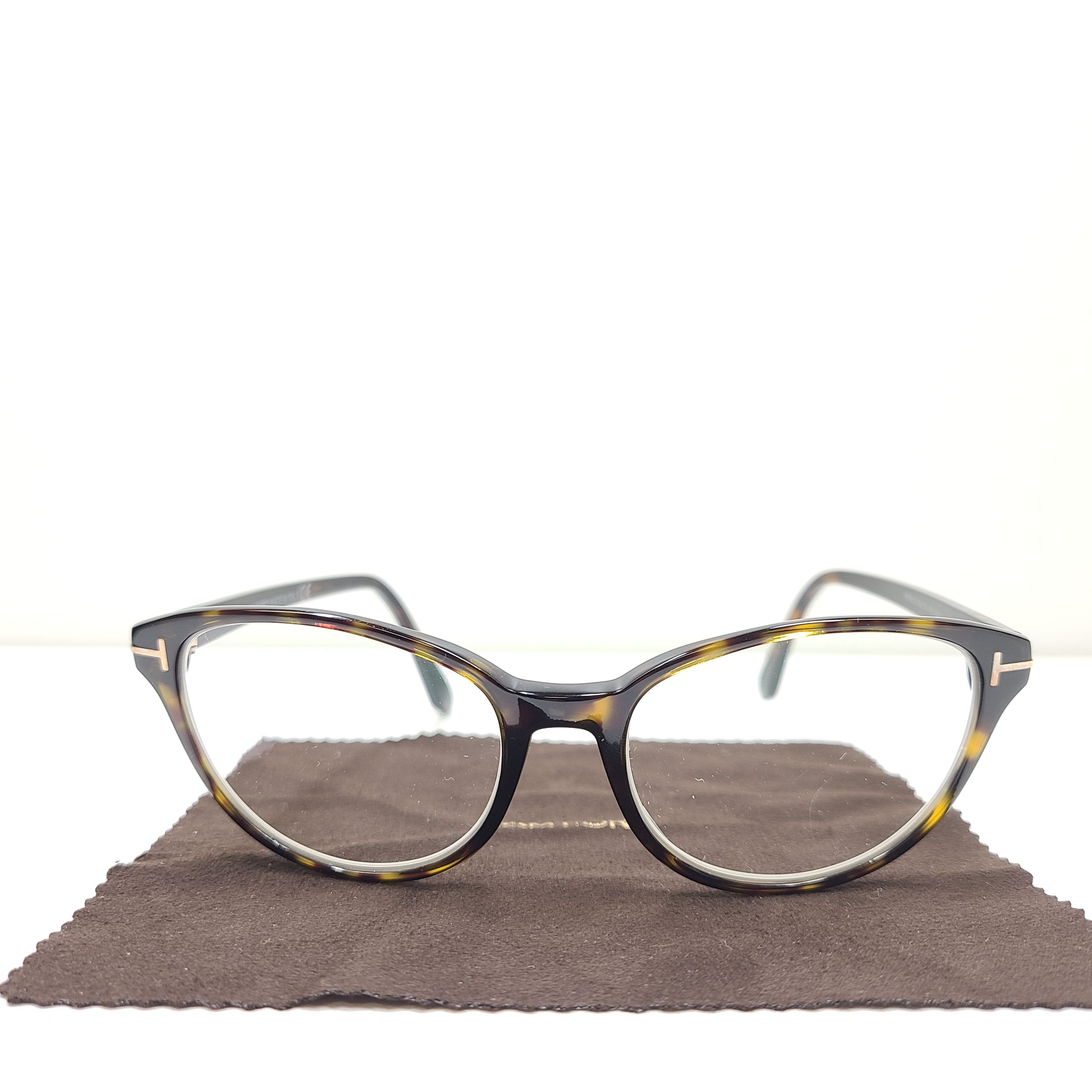 Classic Tom Ford tortoise optical frames in a 53mm size with refined Italian construction.
