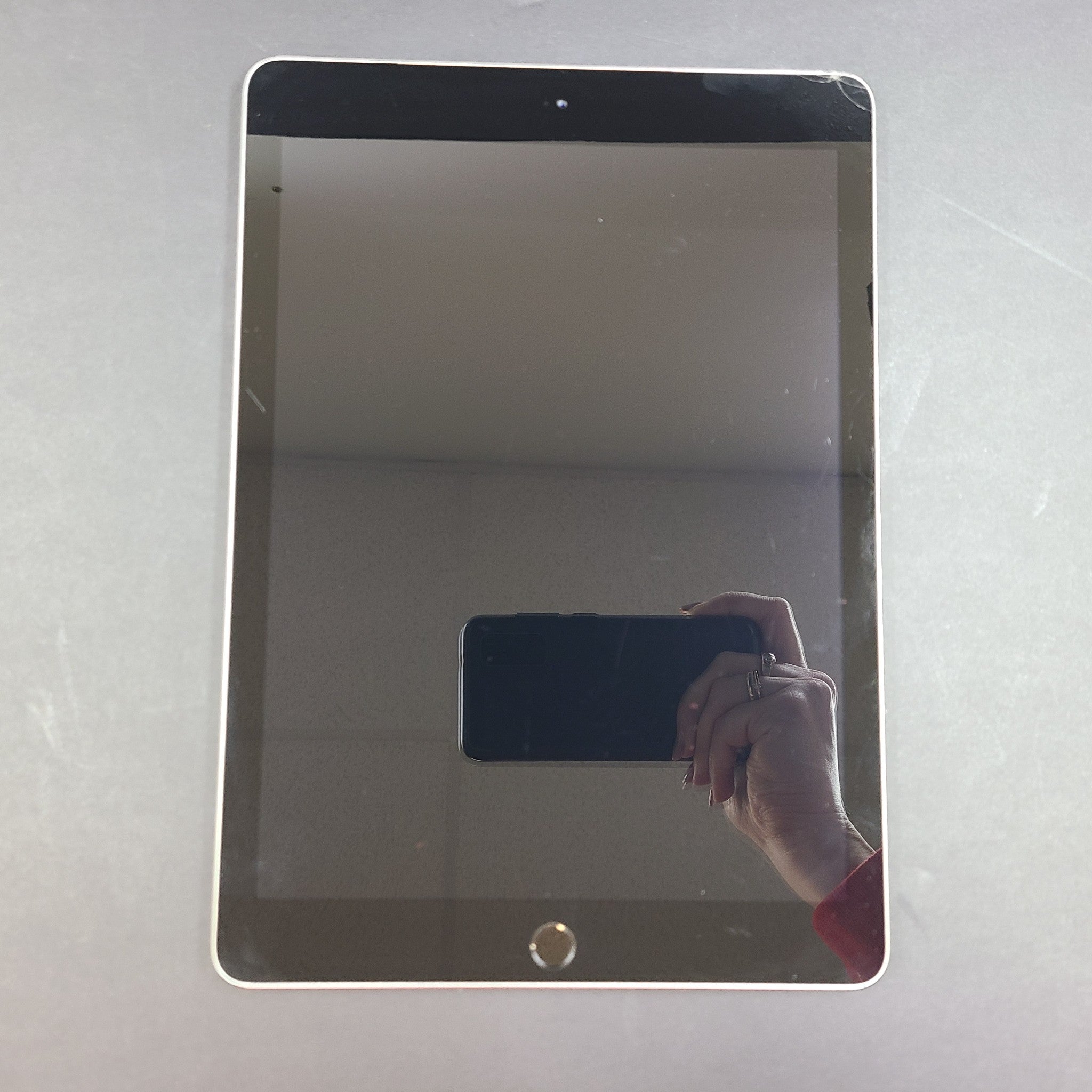 Apple iPad 6th Generation 9.7in A1893 32GB Wi-Fi - Space Gray READ Screen c1