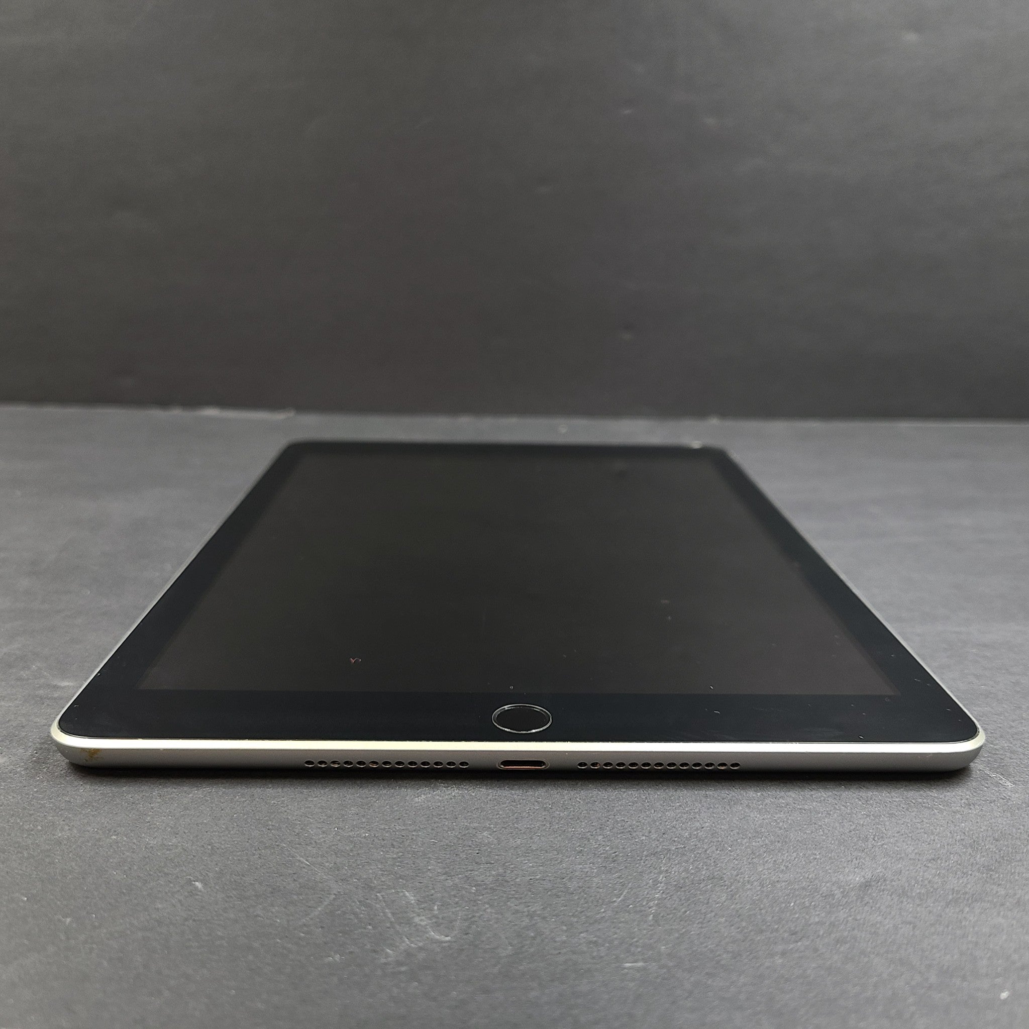 Apple iPad 6th Generation 9.7in A1893 32GB Wi-Fi - Space Gray READ Screen c1