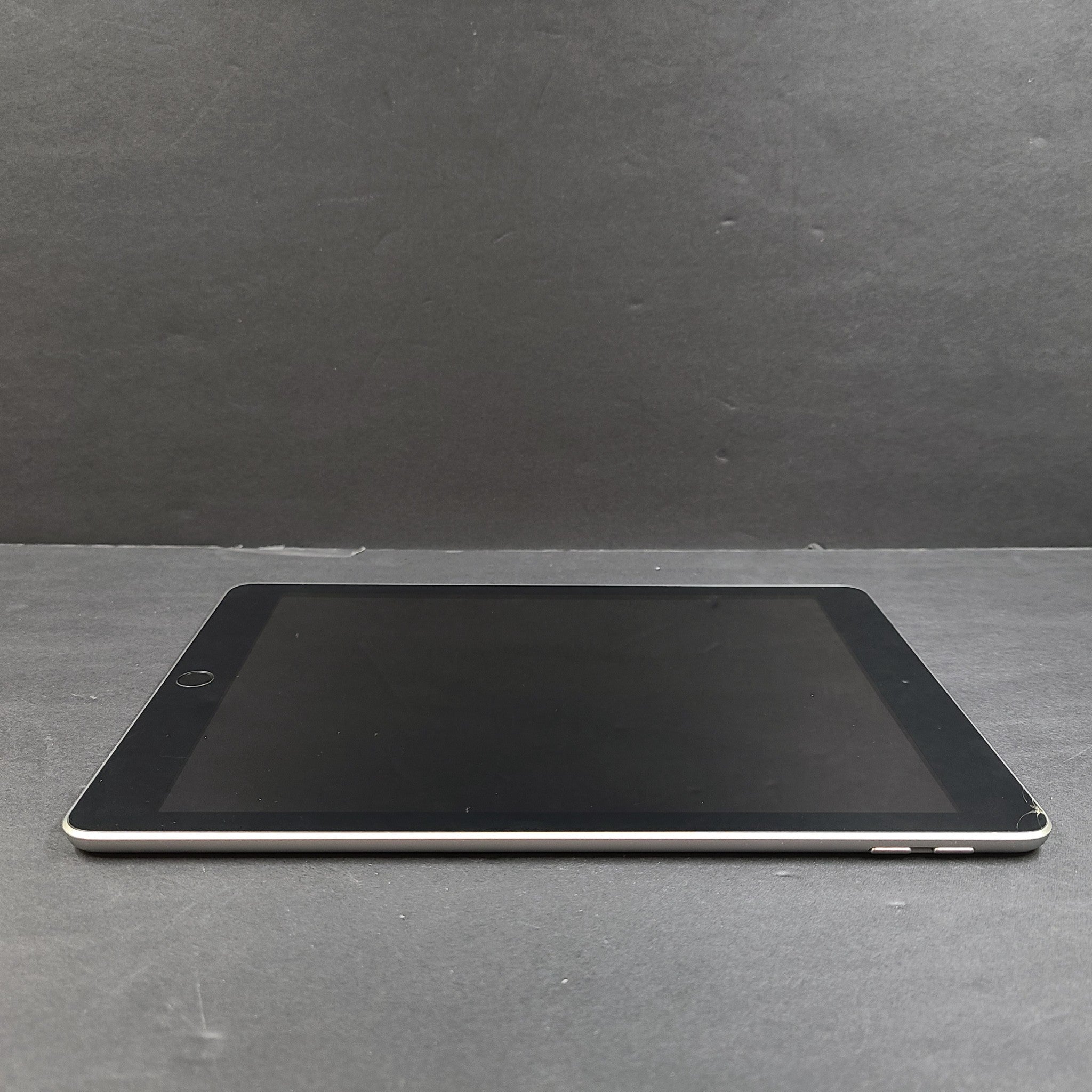 Apple iPad 6th Generation 9.7in A1893 32GB Wi-Fi - Space Gray READ Screen c1